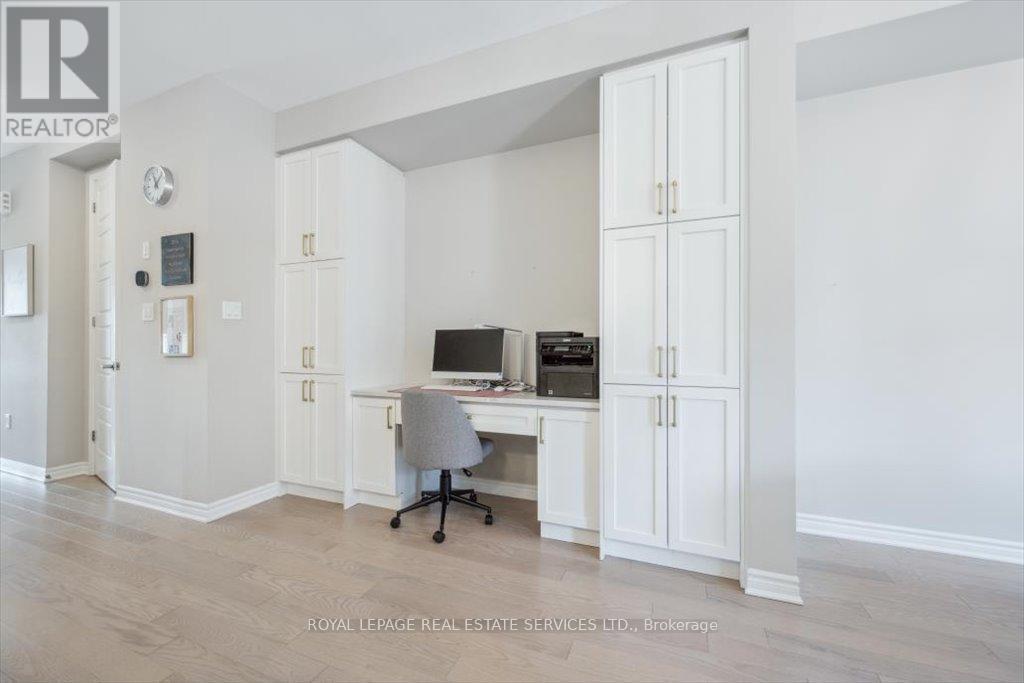 












3043 JOHN MCKAY BOULEVARD

,
Oakville,




Ontario
L6H4K5

