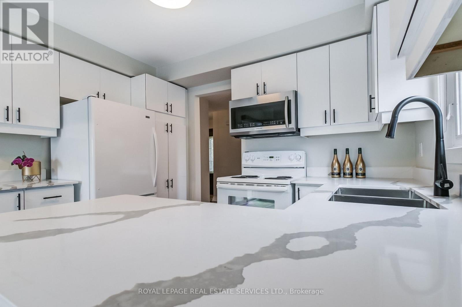 












1434 QUEENSBURY CRESCENT

,
Oakville,




Ontario
L6H4G8

