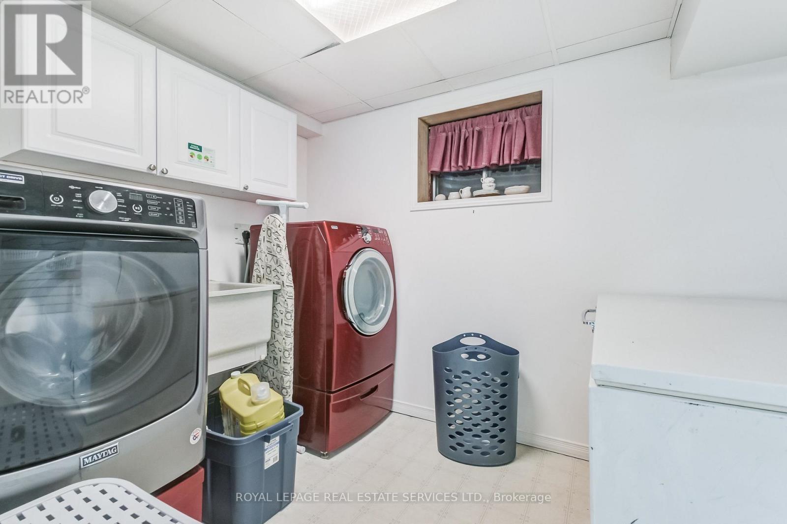 












1434 QUEENSBURY CRESCENT

,
Oakville,




Ontario
L6H4G8

