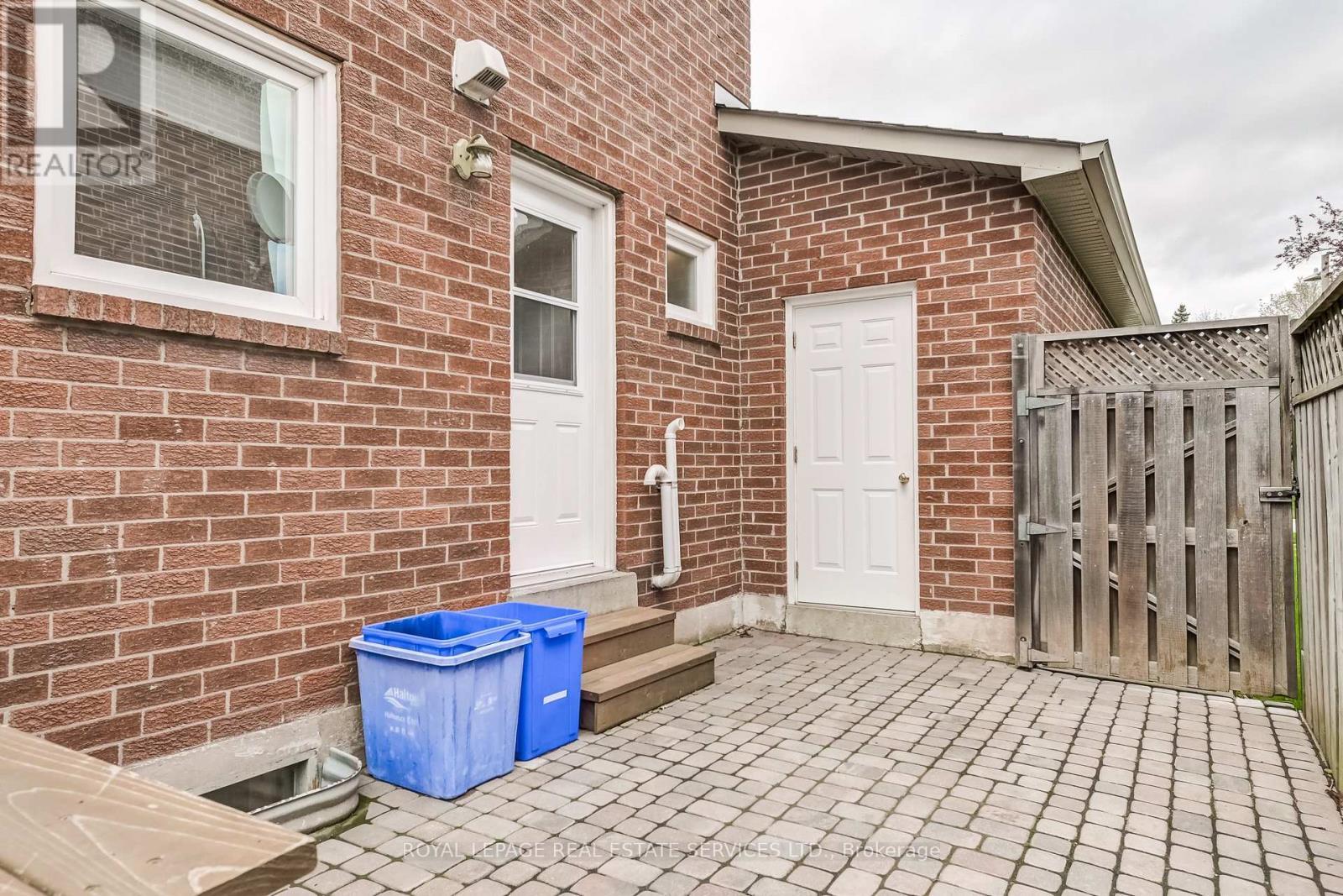 












1434 QUEENSBURY CRESCENT

,
Oakville,




Ontario
L6H4G8

