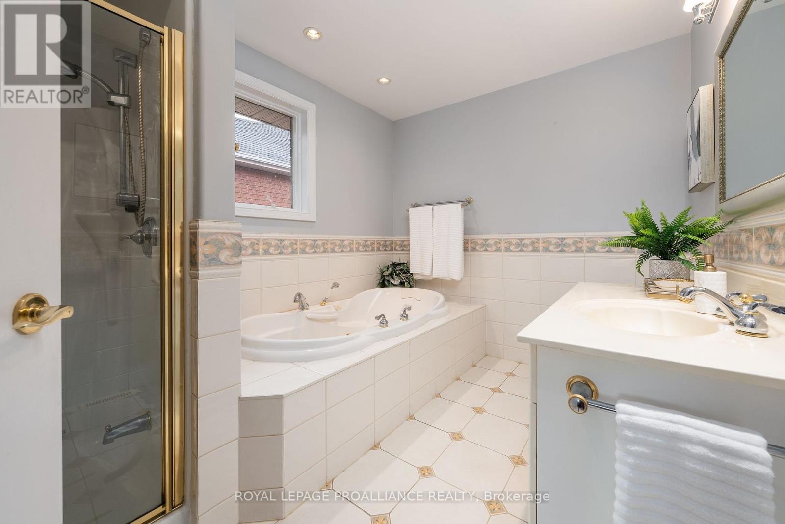 












71 OAK RIDGE BOULEVARD

,
Belleville (Belleville Ward),




Ontario
K8N5W3


