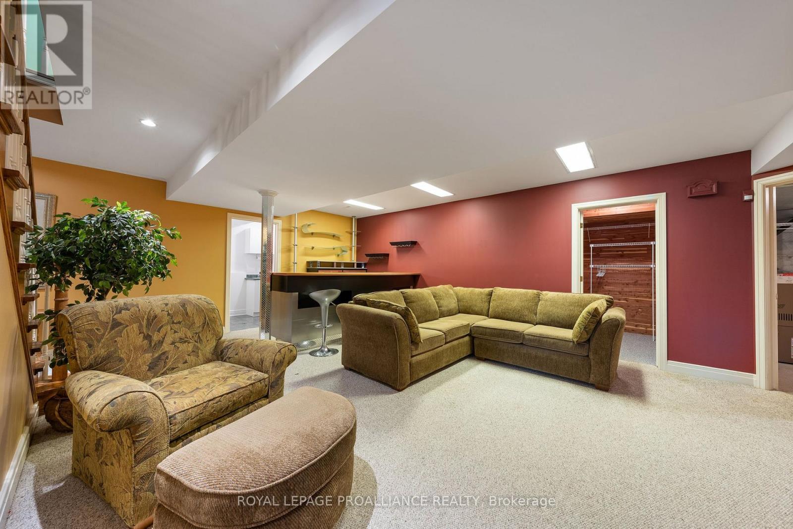 












71 OAK RIDGE BOULEVARD

,
Belleville (Belleville Ward),




Ontario
K8N5W3

