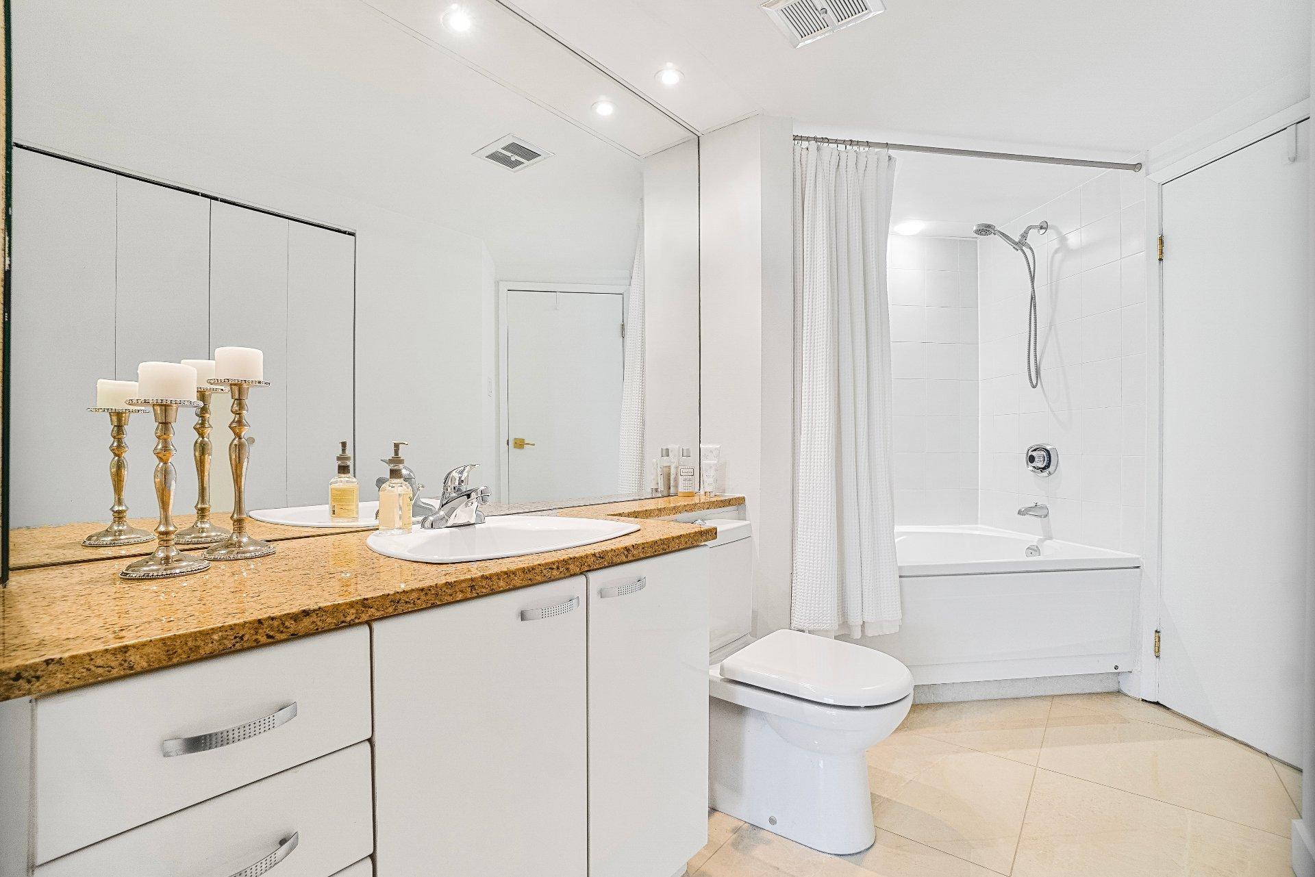 









1200


Ch. du Golf

, 206,
Montréal (Verdun/Île-des-Soeurs),




QC
H3E1P5

