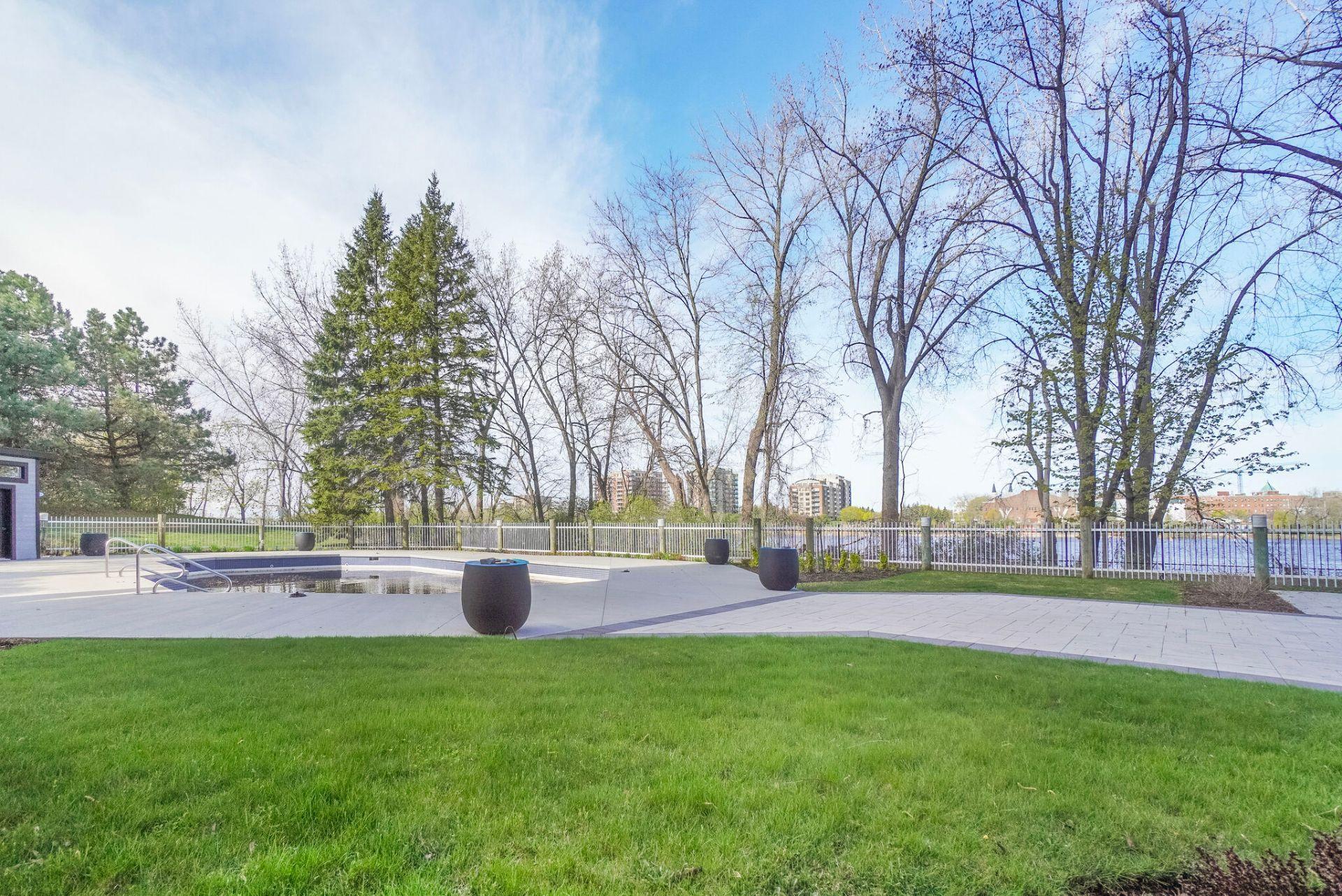 









1200


Ch. du Golf

, 206,
Montréal (Verdun/Île-des-Soeurs),




QC
H3E1P5

