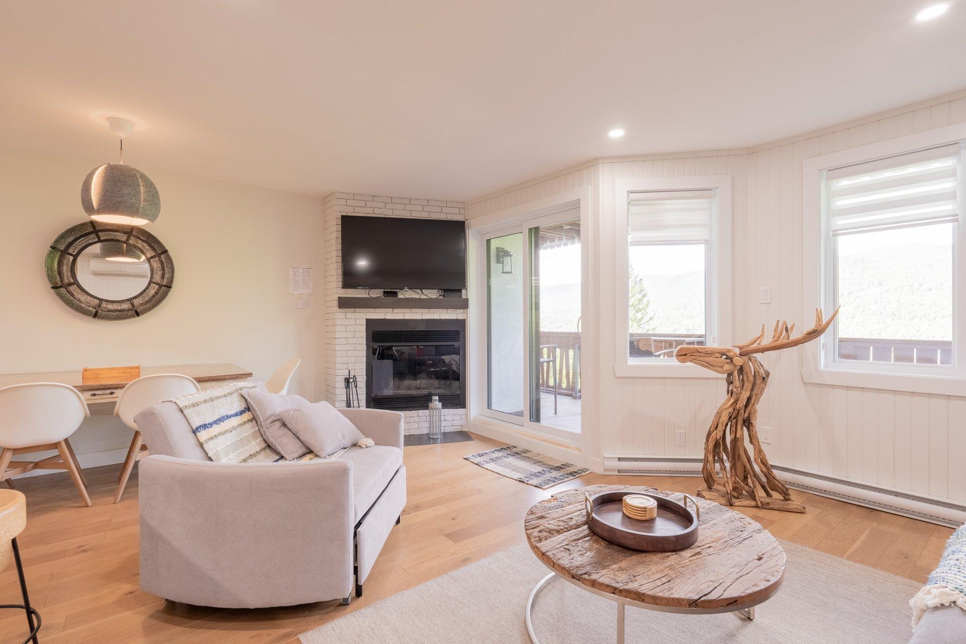 









211


Ch. de Lac-Tremblant-Nord

, 482,
Mont-Tremblant,




QC
J8B1B4

