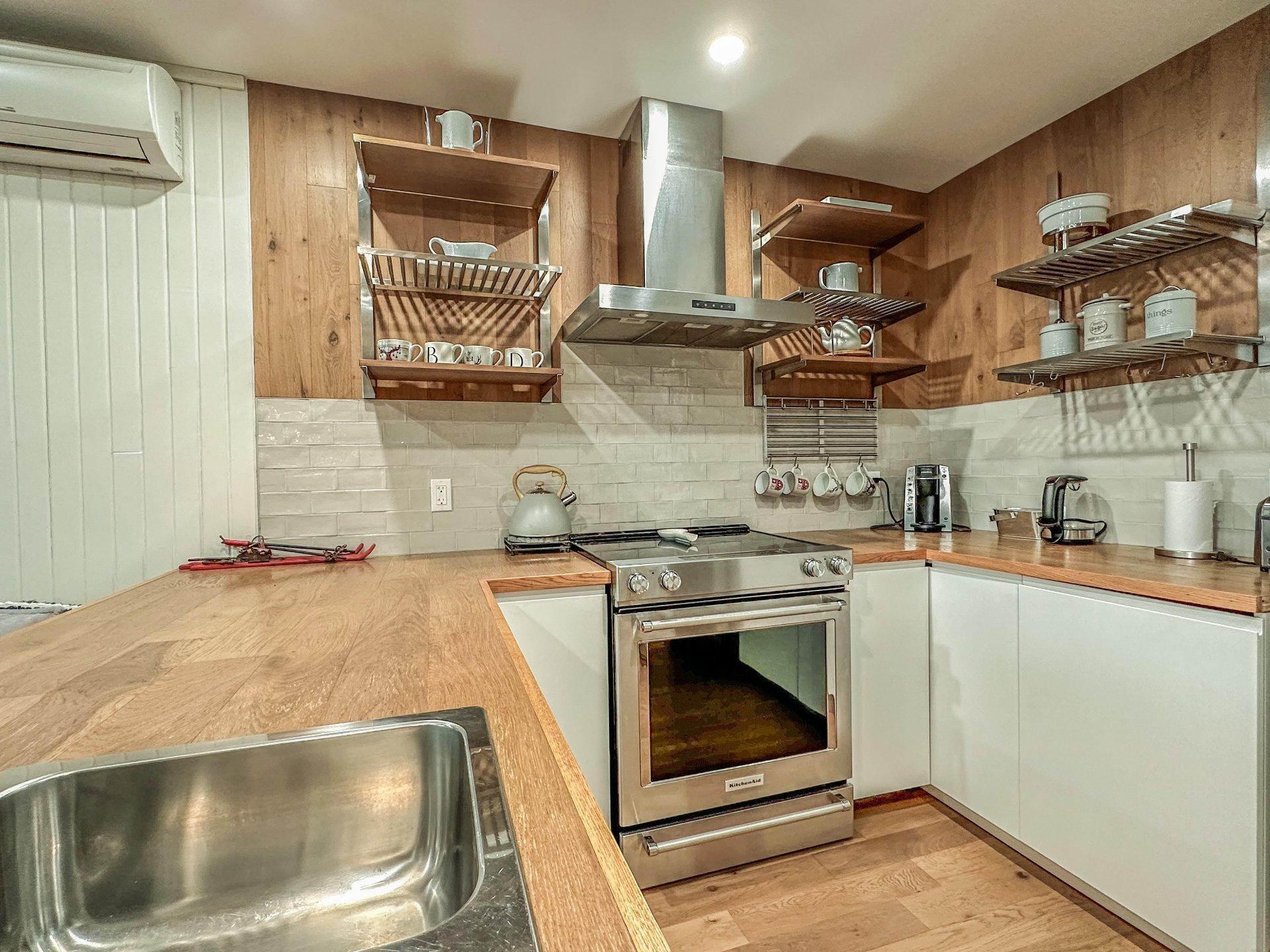 









211


Ch. de Lac-Tremblant-Nord

, 482,
Mont-Tremblant,




QC
J8B1B4

