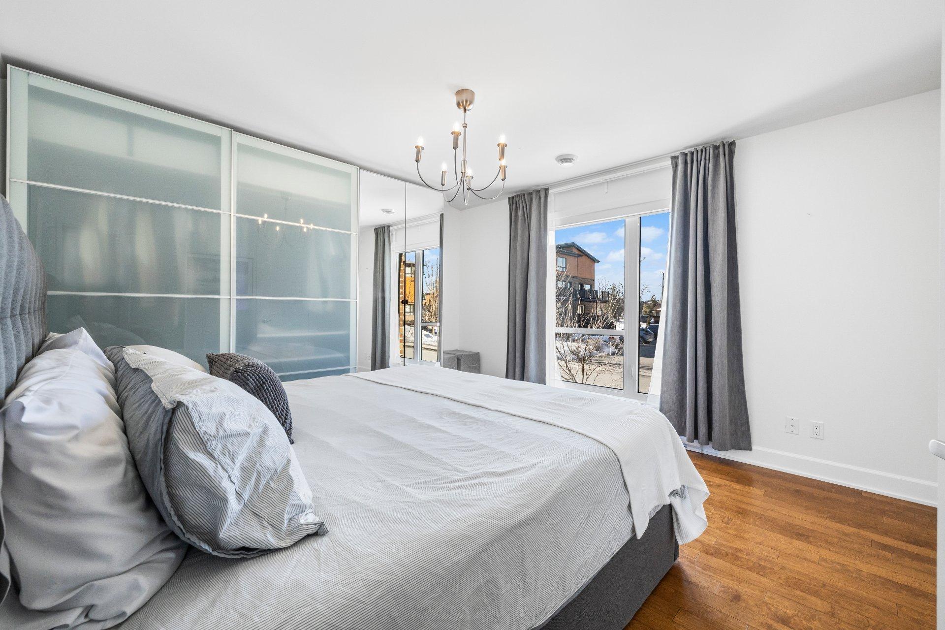 









3801


Rue Fernand-Flipot

, 102,
Longueuil (Saint-Hubert),




QC
J3Y0M6

