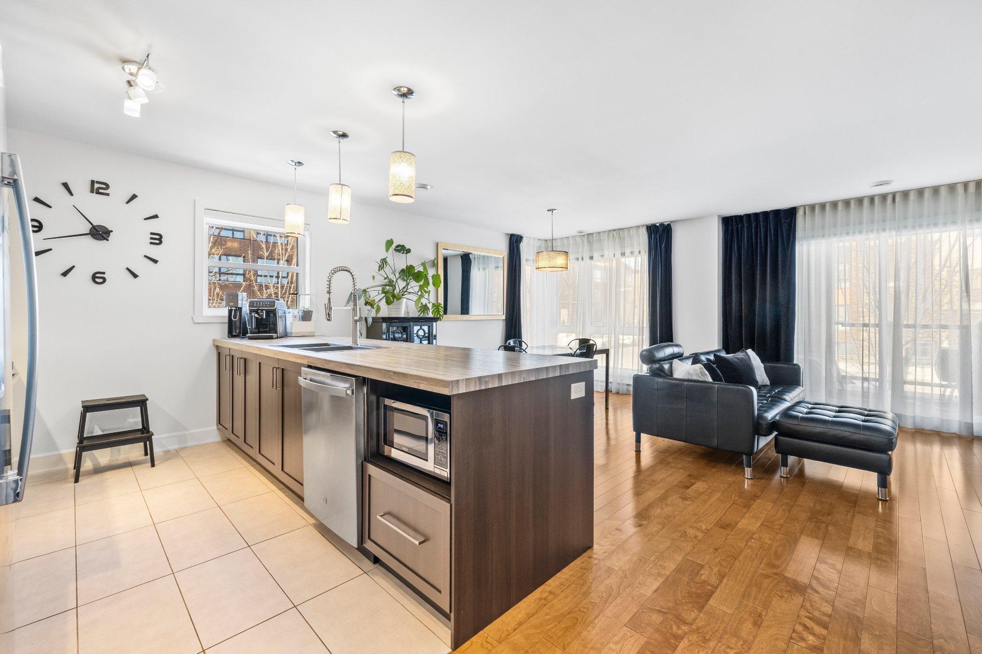 









3801


Rue Fernand-Flipot

, 102,
Longueuil (Saint-Hubert),




QC
J3Y0M6

