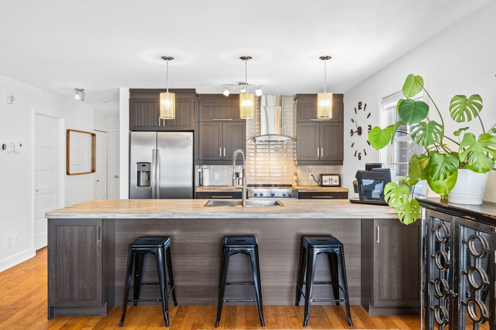 









3801


Rue Fernand-Flipot

, 102,
Longueuil (Saint-Hubert),




QC
J3Y0M6

