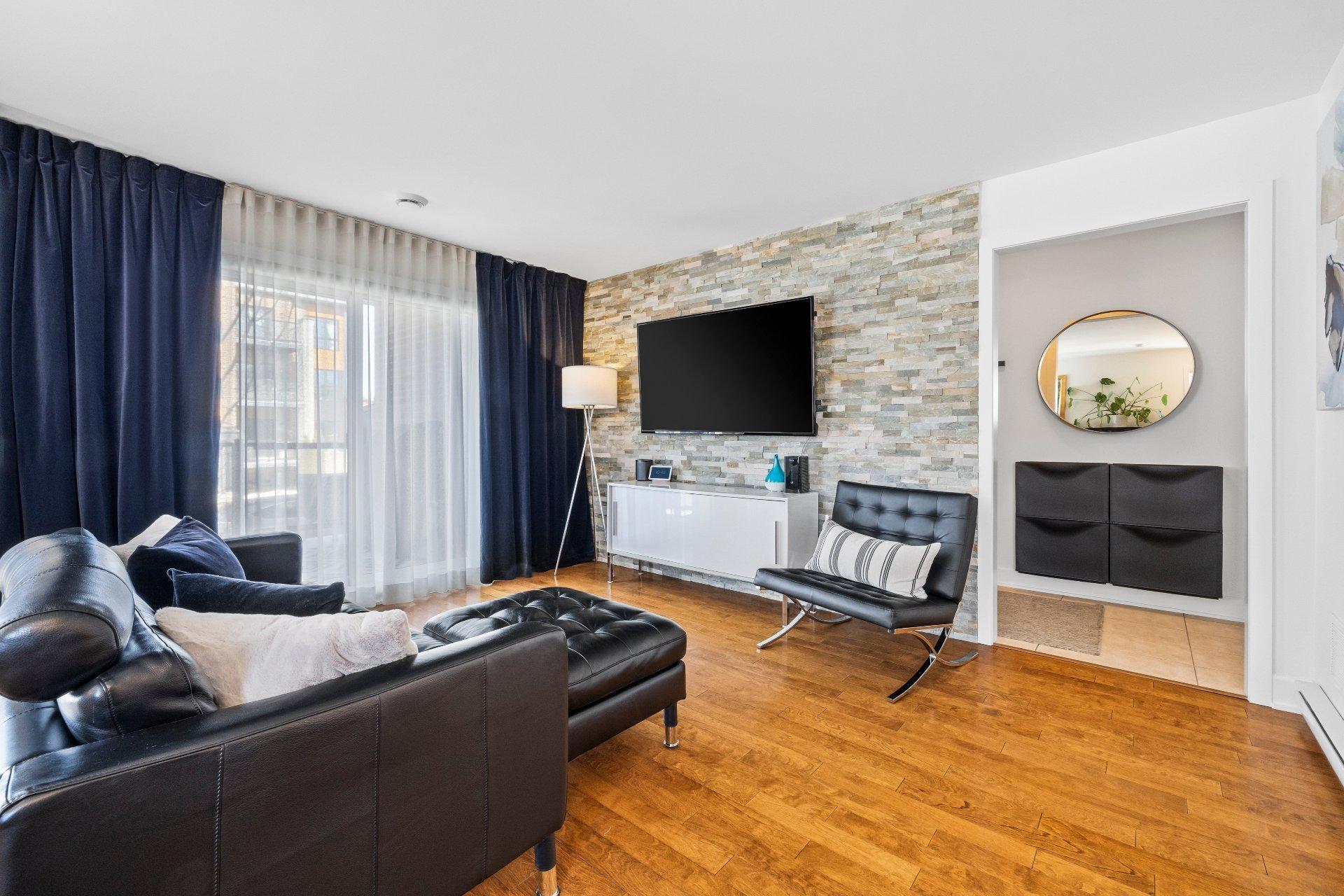 









3801


Rue Fernand-Flipot

, 102,
Longueuil (Saint-Hubert),




QC
J3Y0M6

