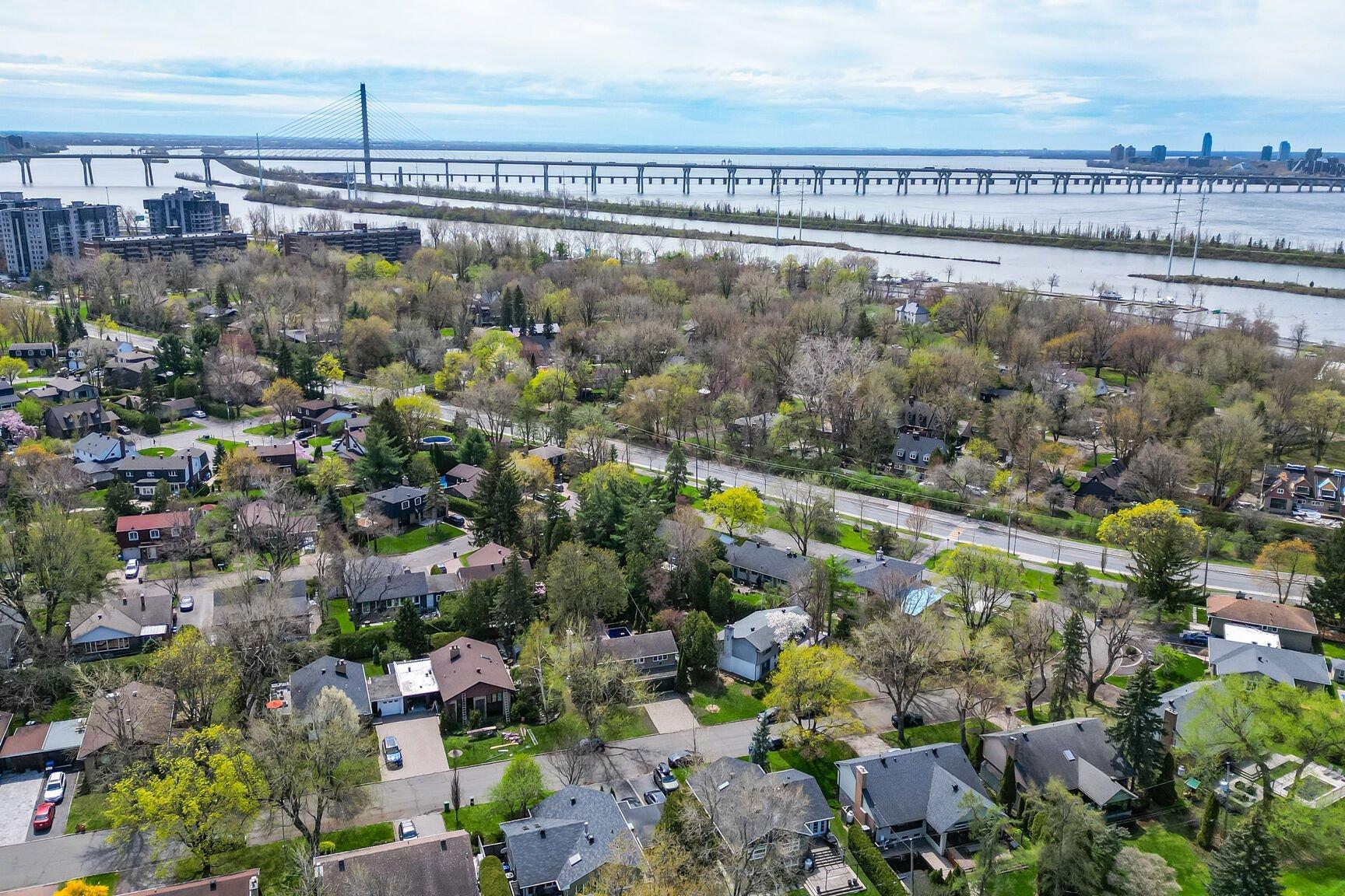 









104


Av. de Touraine

,
Saint-Lambert,




QC
J4S1H2

