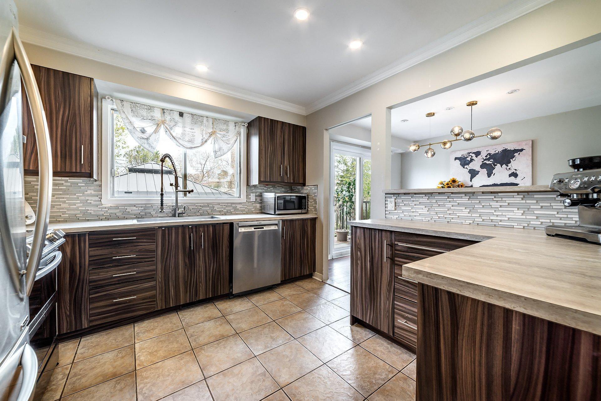 









2903


Rue Lake

,
Dollard-des-Ormeaux,




QC
H9B2K5


