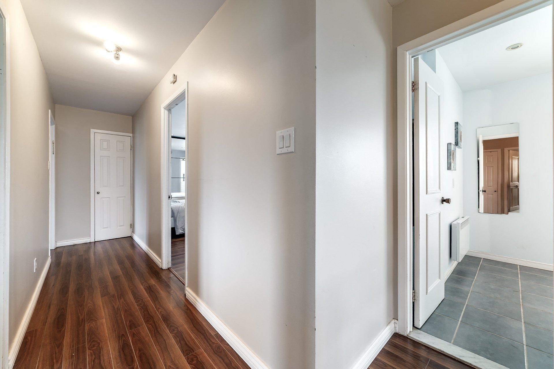 









2903


Rue Lake

,
Dollard-des-Ormeaux,




QC
H9B2K5

