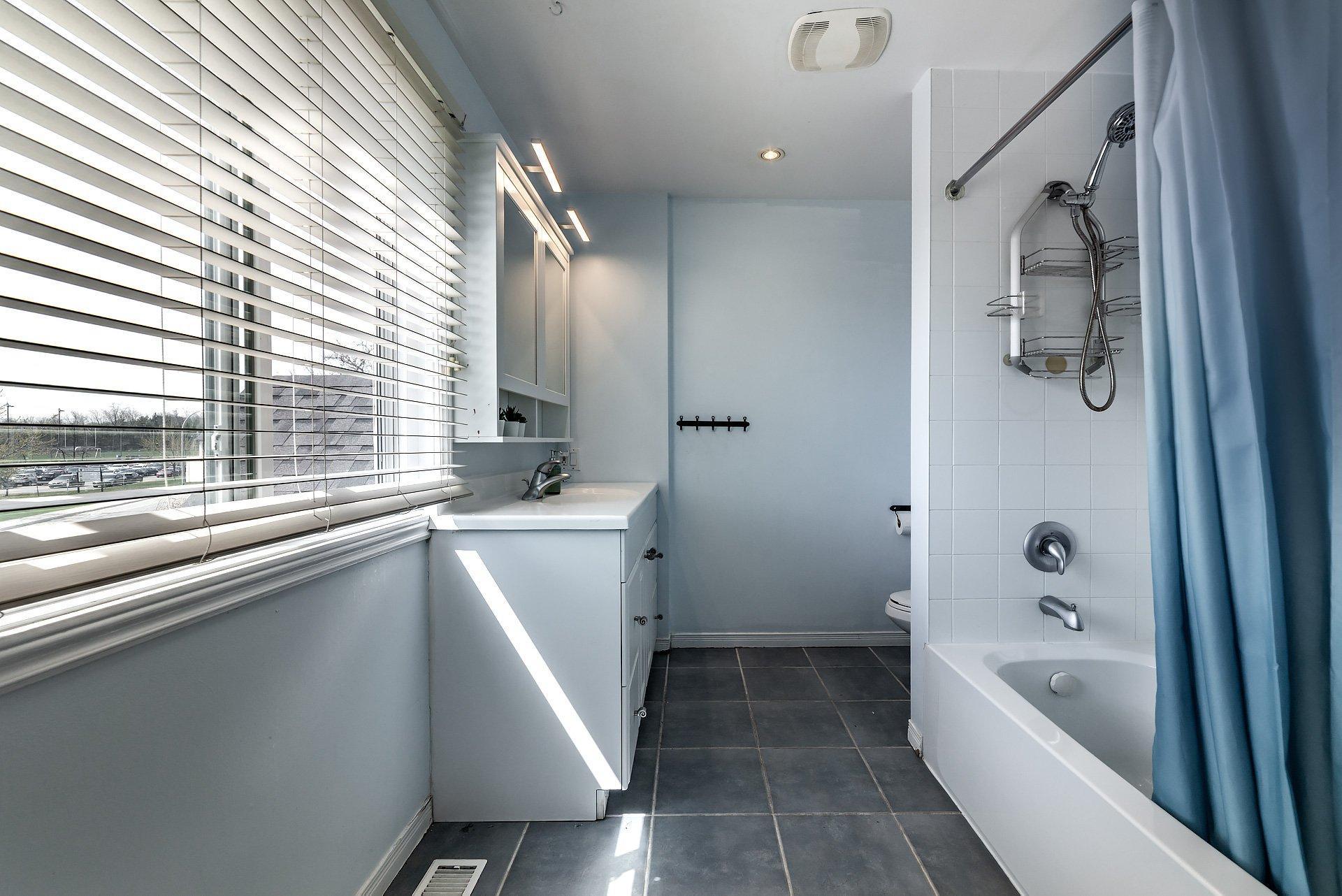 









2903


Rue Lake

,
Dollard-des-Ormeaux,




QC
H9B2K5

