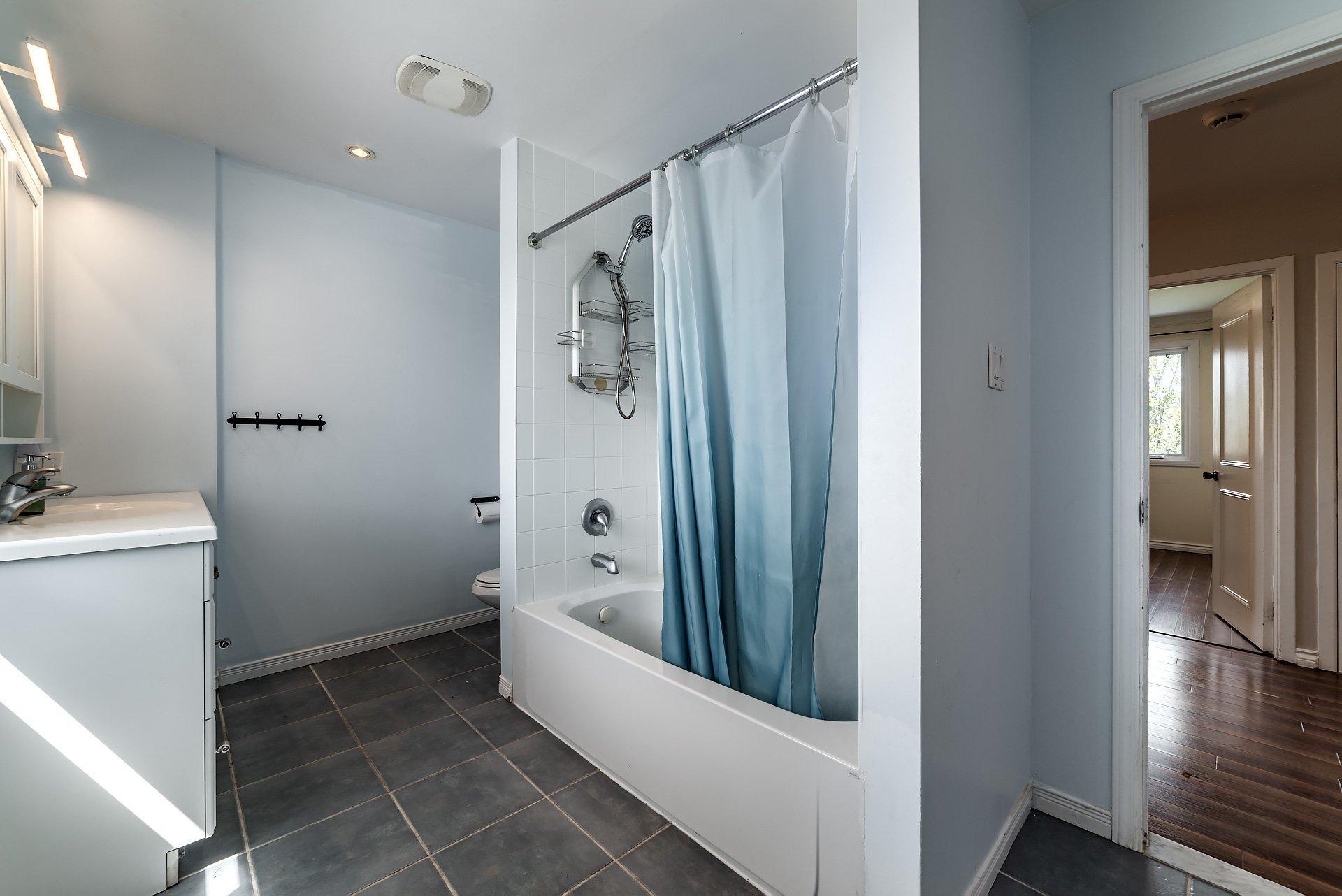 









2903


Rue Lake

,
Dollard-des-Ormeaux,




QC
H9B2K5


