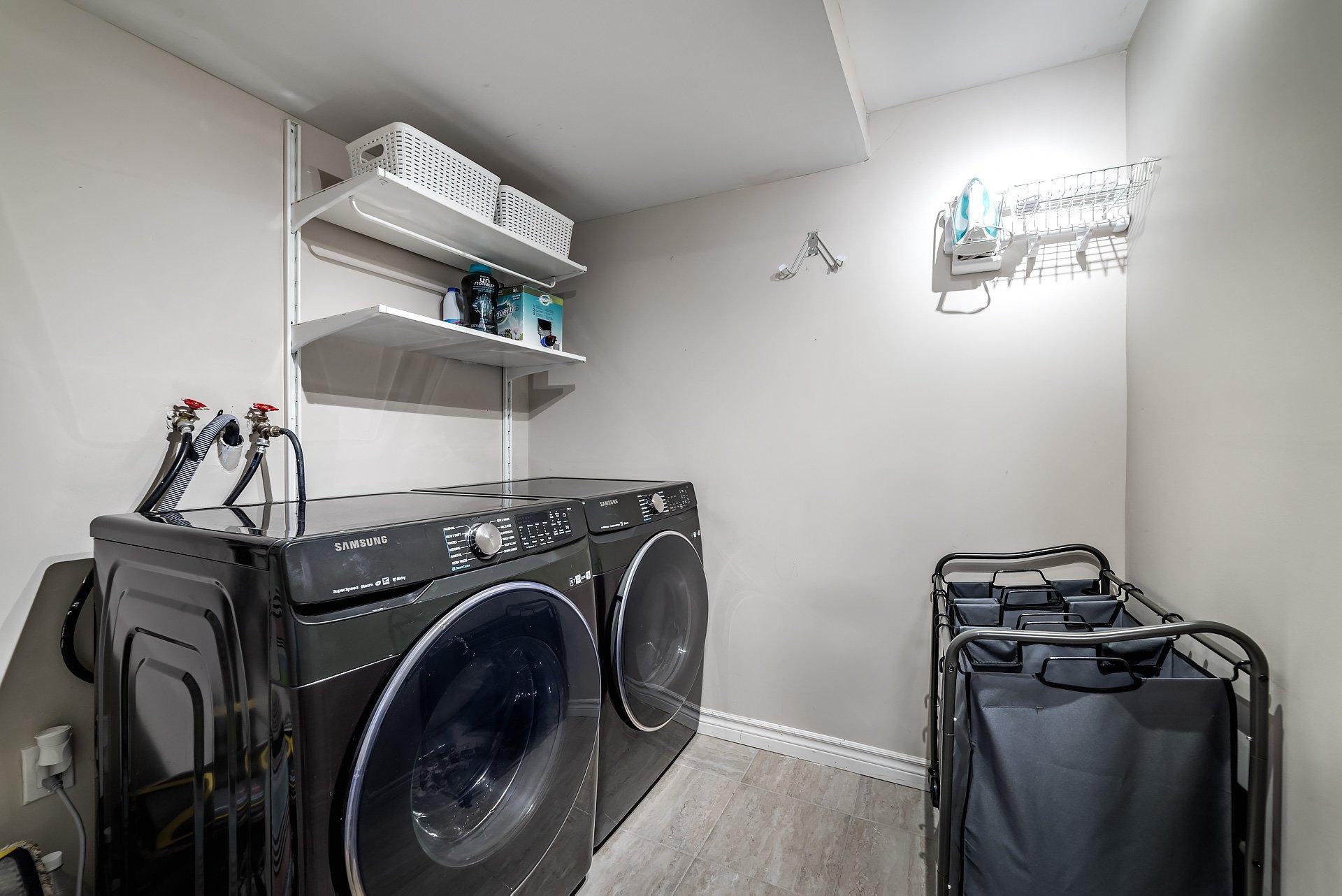 









2903


Rue Lake

,
Dollard-des-Ormeaux,




QC
H9B2K5

