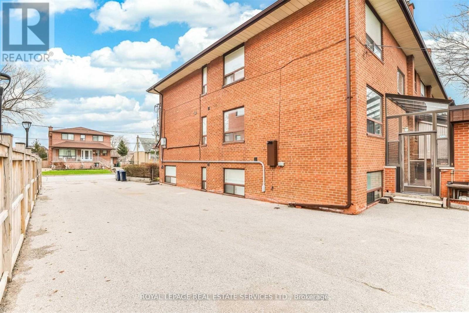 












LOWER - 72 WINSTON PARK BOULEVARD

,
Toronto,




Ontario
M3K1C3


