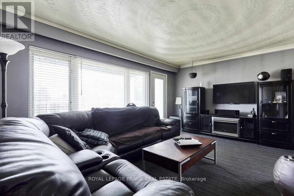 












706 DUNLOP STREET W

,
Whitby (Downtown Whitby),




Ontario
L1N1V5

