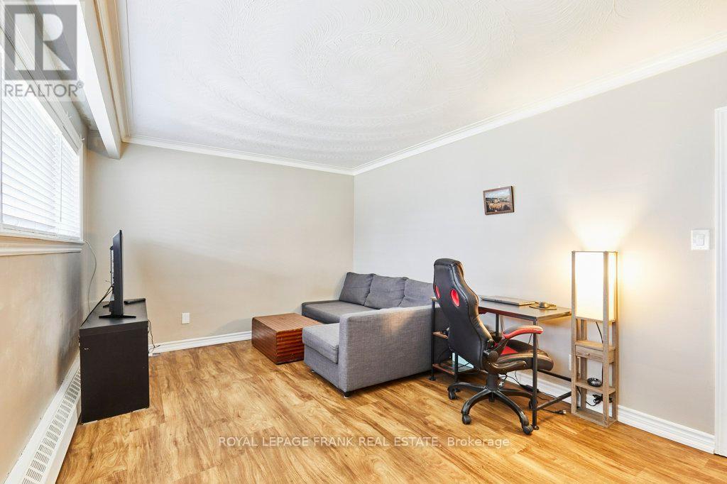 












706 DUNLOP STREET W

,
Whitby (Downtown Whitby),




Ontario
L1N1V5

