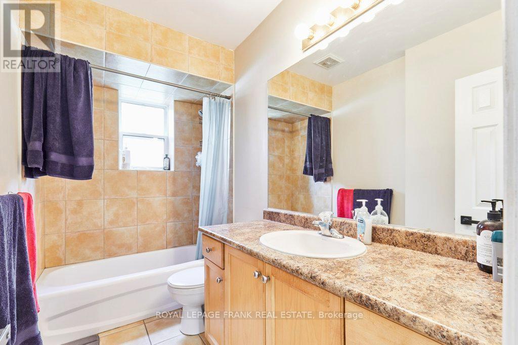 












706 DUNLOP STREET W

,
Whitby (Downtown Whitby),




Ontario
L1N1V5

