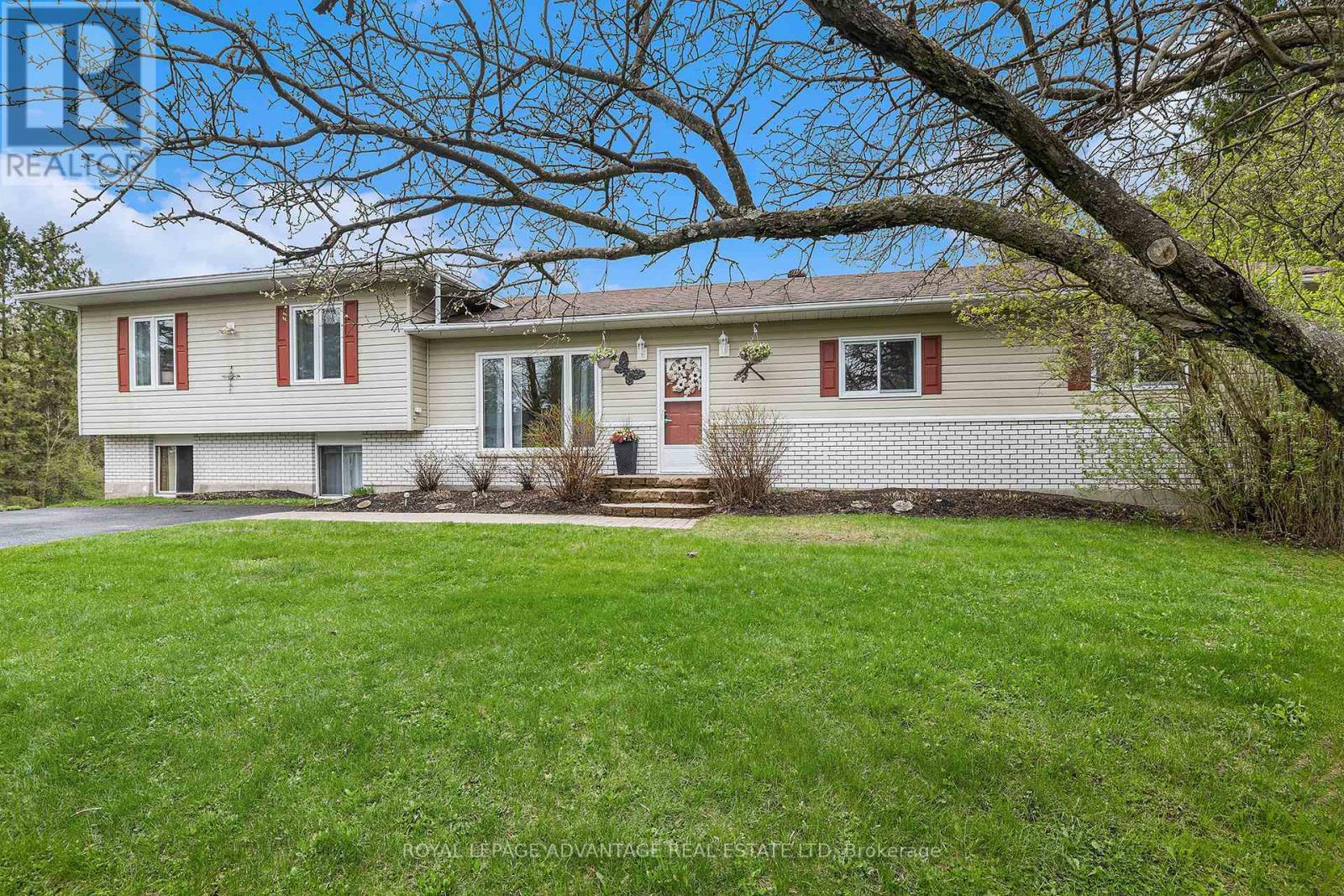 












2579 RIDEAU FERRY ROAD

,
Drummond/North Elmsley,




Ontario
K7H0G5

