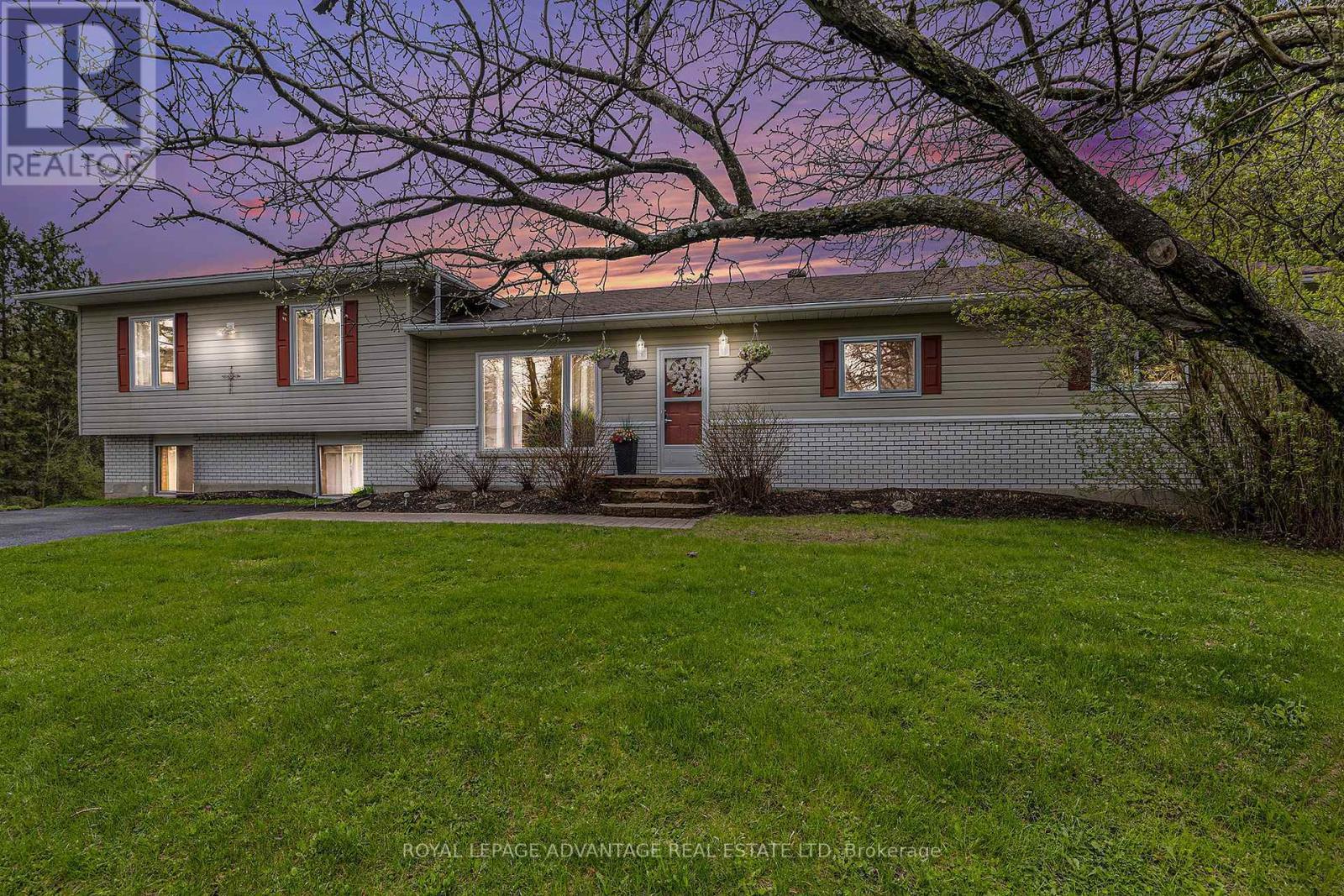 












2579 RIDEAU FERRY ROAD

,
Drummond/North Elmsley,




Ontario
K7H0G5

