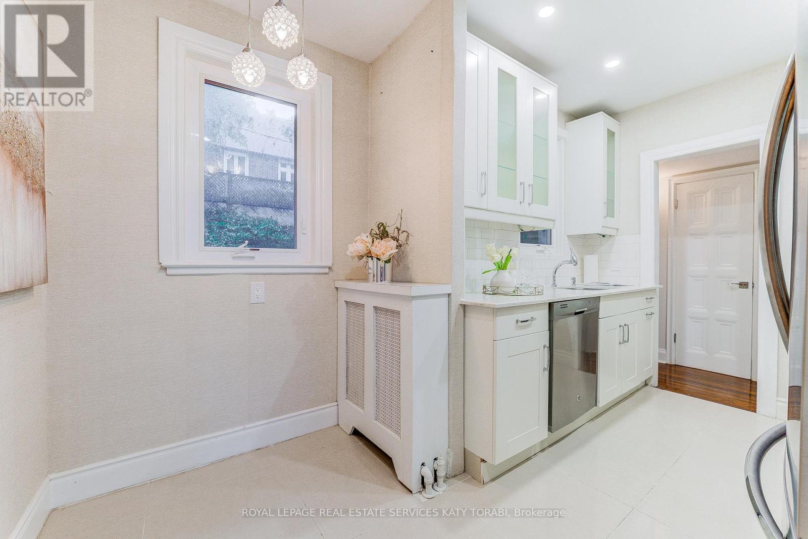 












603 SPADINA ROAD

,
Toronto,




Ontario
M5P2X1

