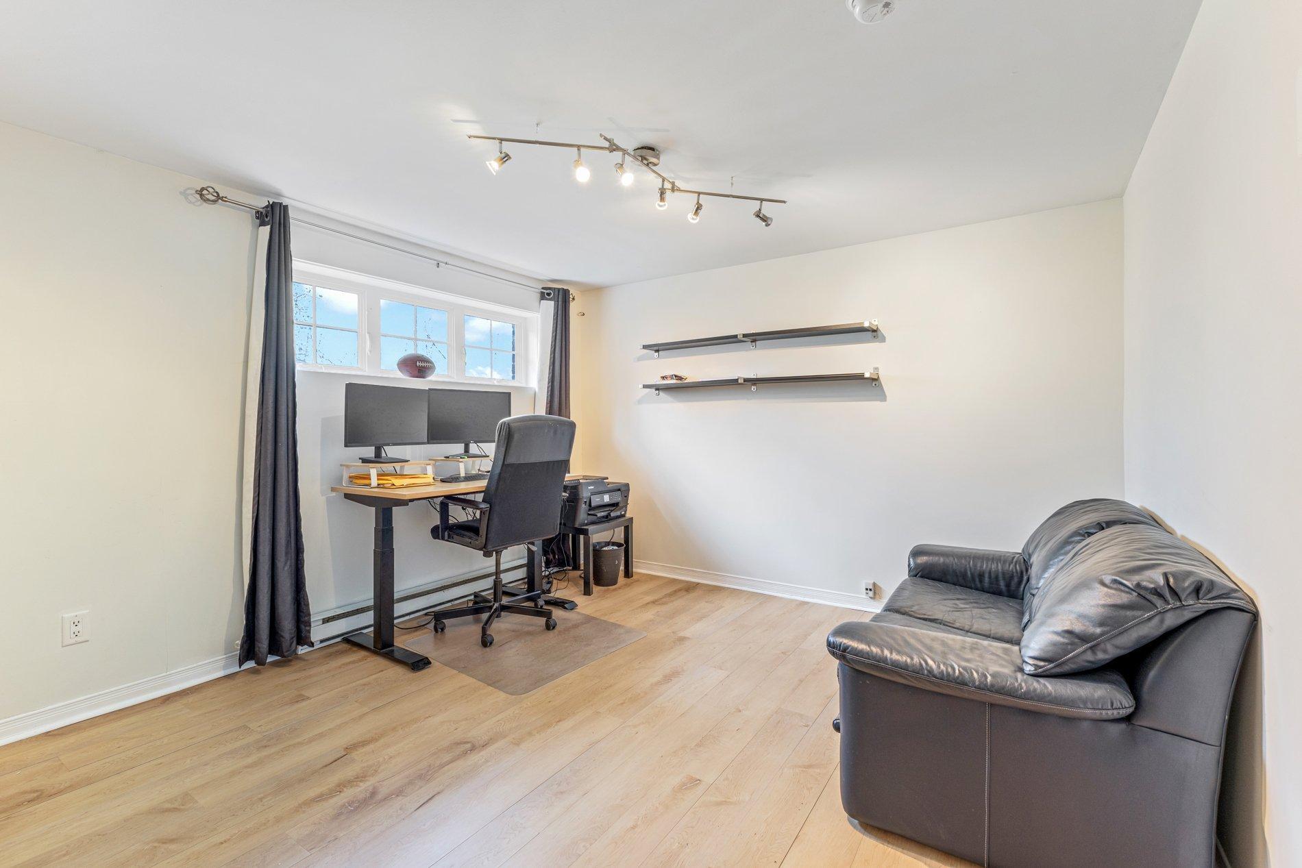 









4643


Boul. Dagenais O.

,
Laval (Fabreville),




QC
H7R1L7

