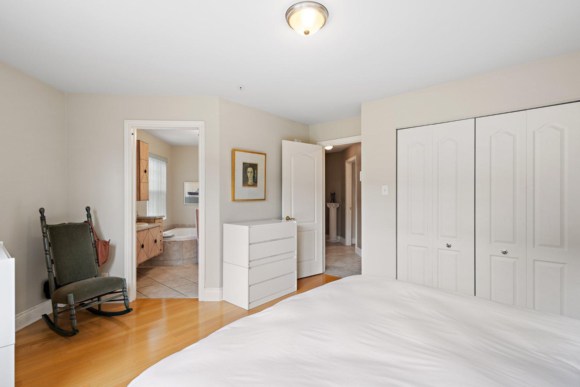 









35


Rue du Quai

, 101,
Magog,




QC
J1X2E2

