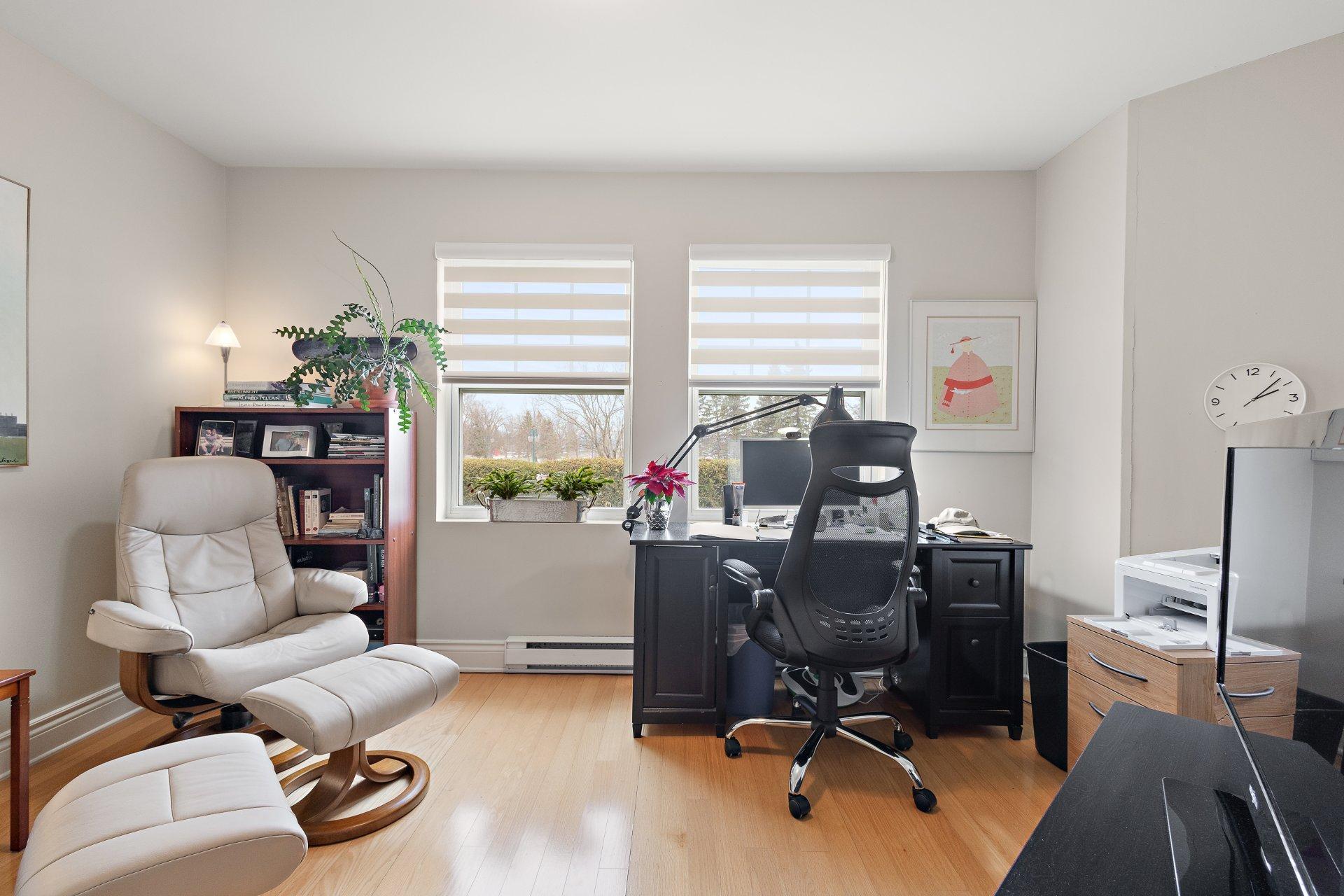 









35


Rue du Quai

, 101,
Magog,




QC
J1X2E2

