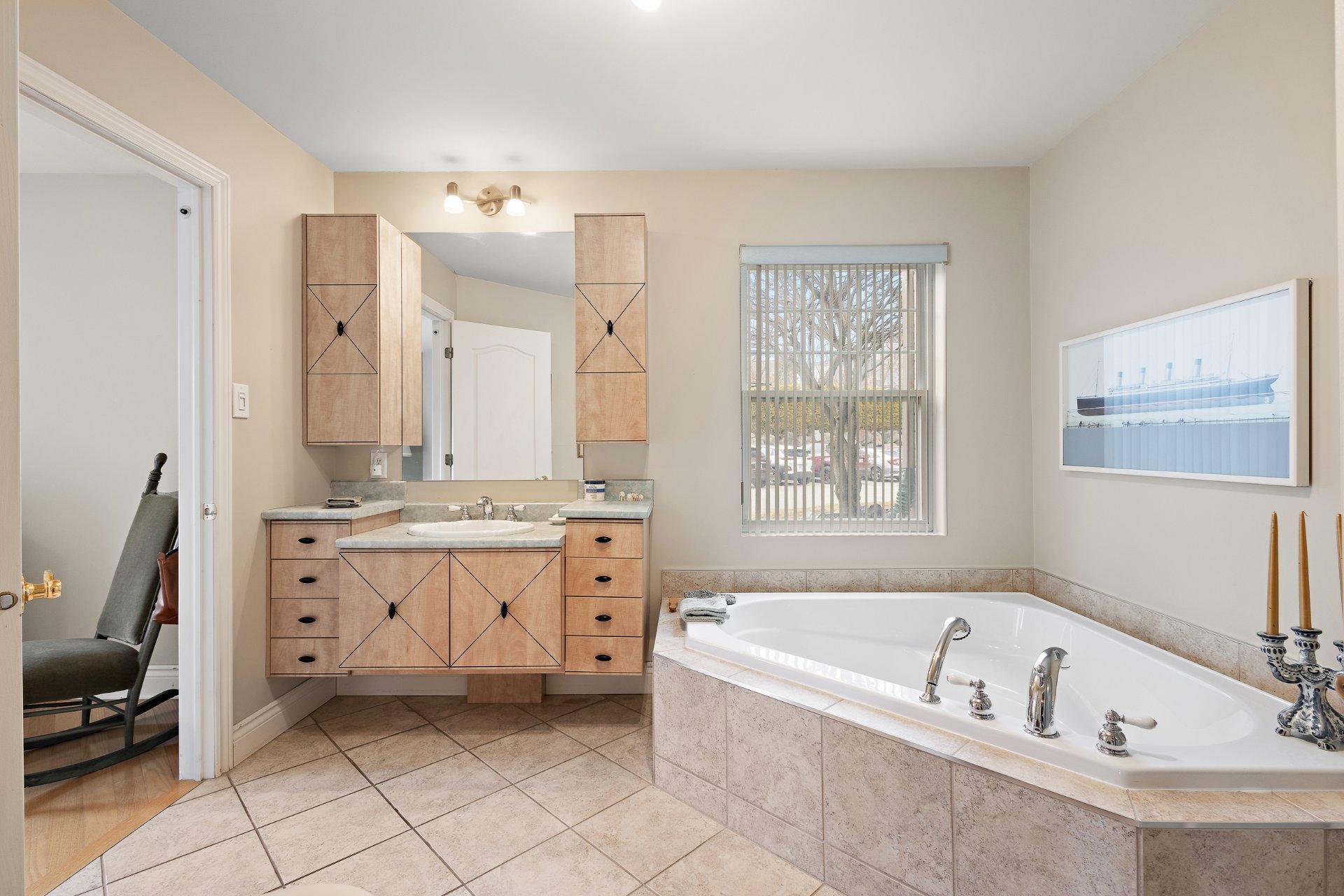 









35


Rue du Quai

, 101,
Magog,




QC
J1X2E2

