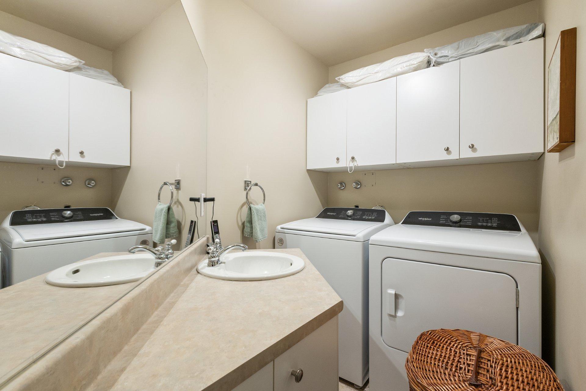 









35


Rue du Quai

, 101,
Magog,




QC
J1X2E2

