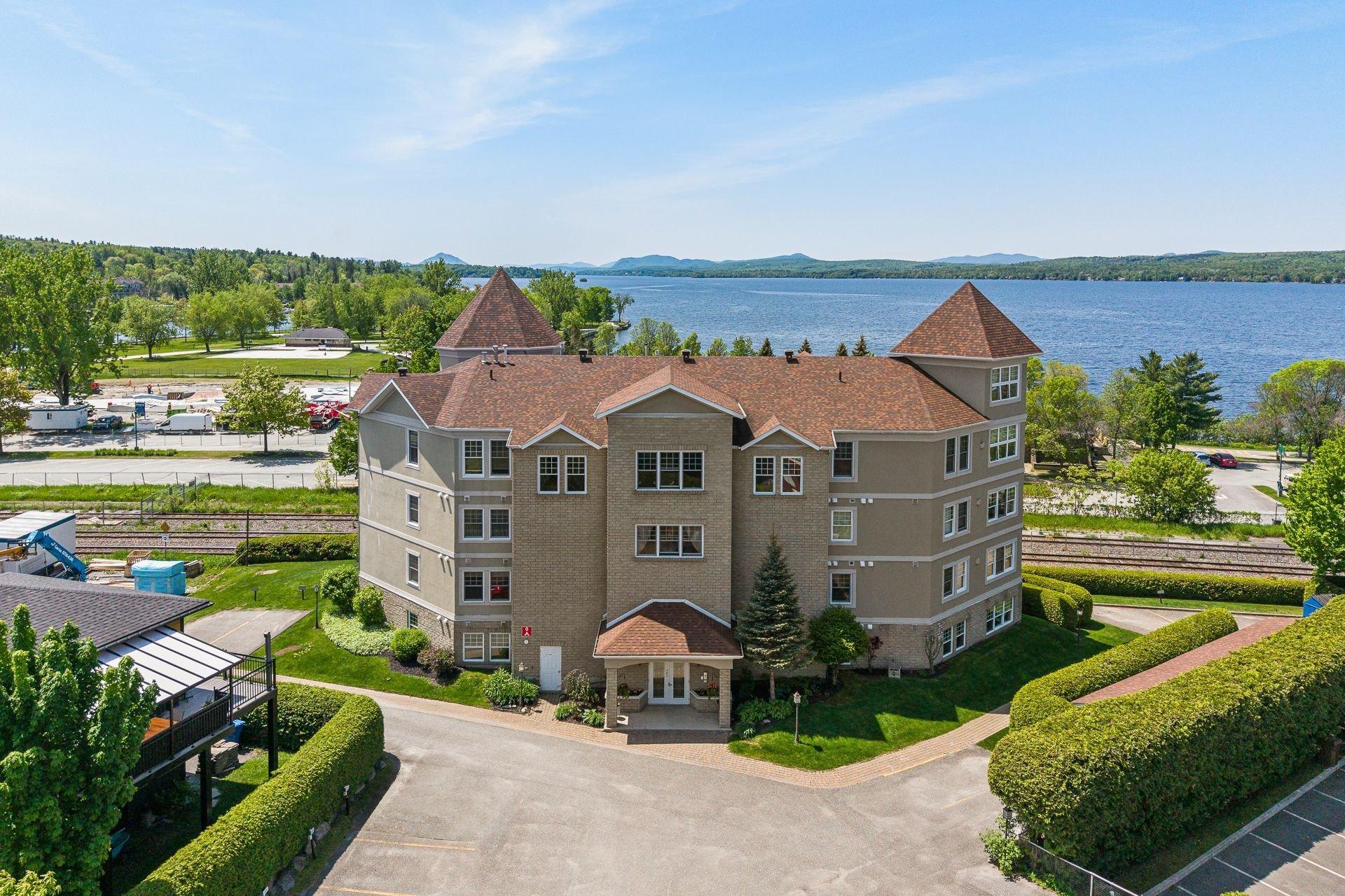 









35


Rue du Quai

, 101,
Magog,




QC
J1X2E2

