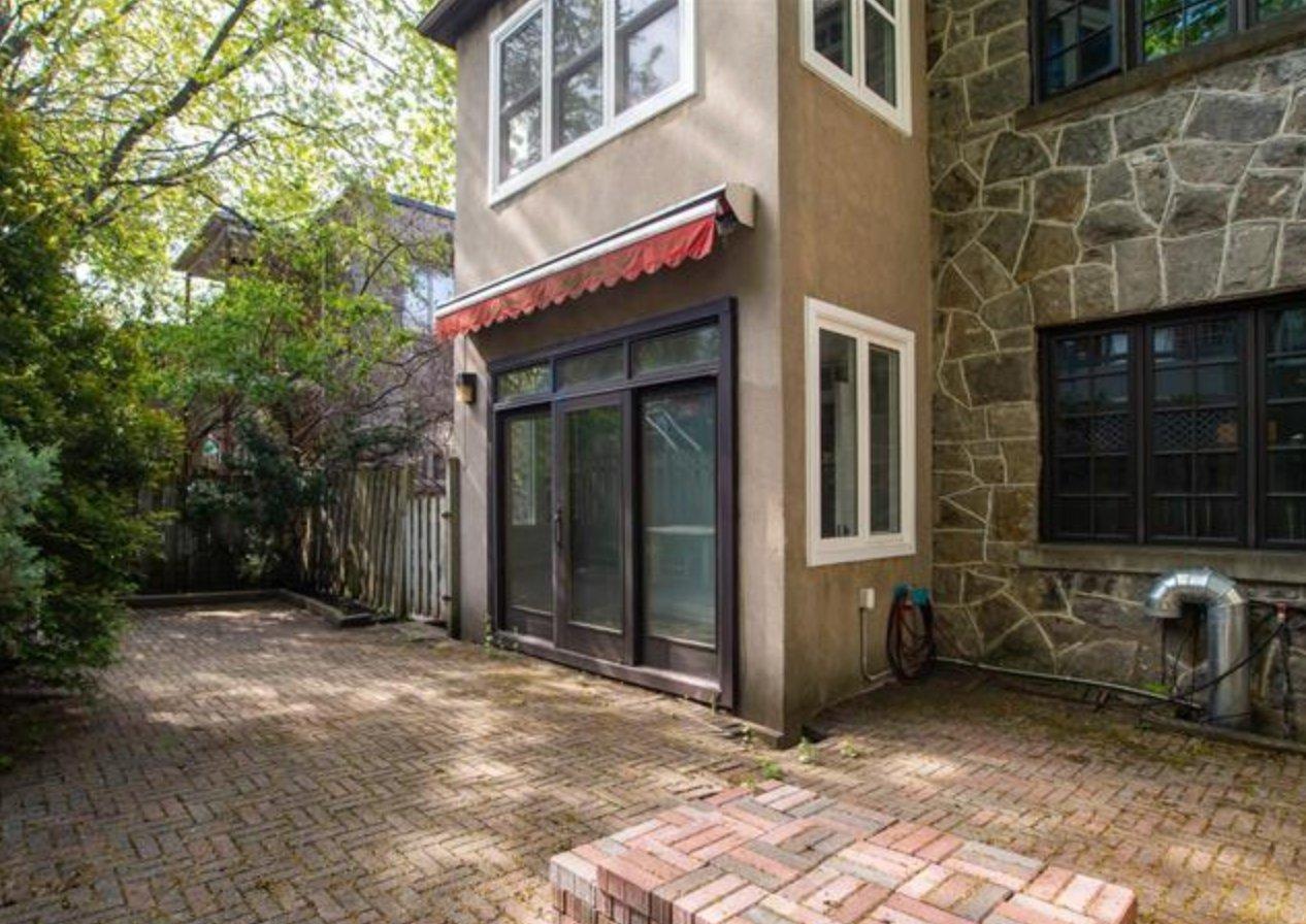 









5053

 - 5055


Av. Victoria

,
Montréal (Côte-des-Neiges/Notre-Dame-de-Grâce),




QC
H3W2N2

