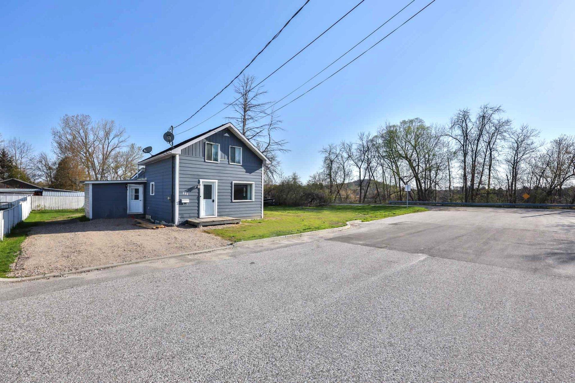 









492


Rue Ste-Anne

,
Maniwaki,




QC
J9E1J7

