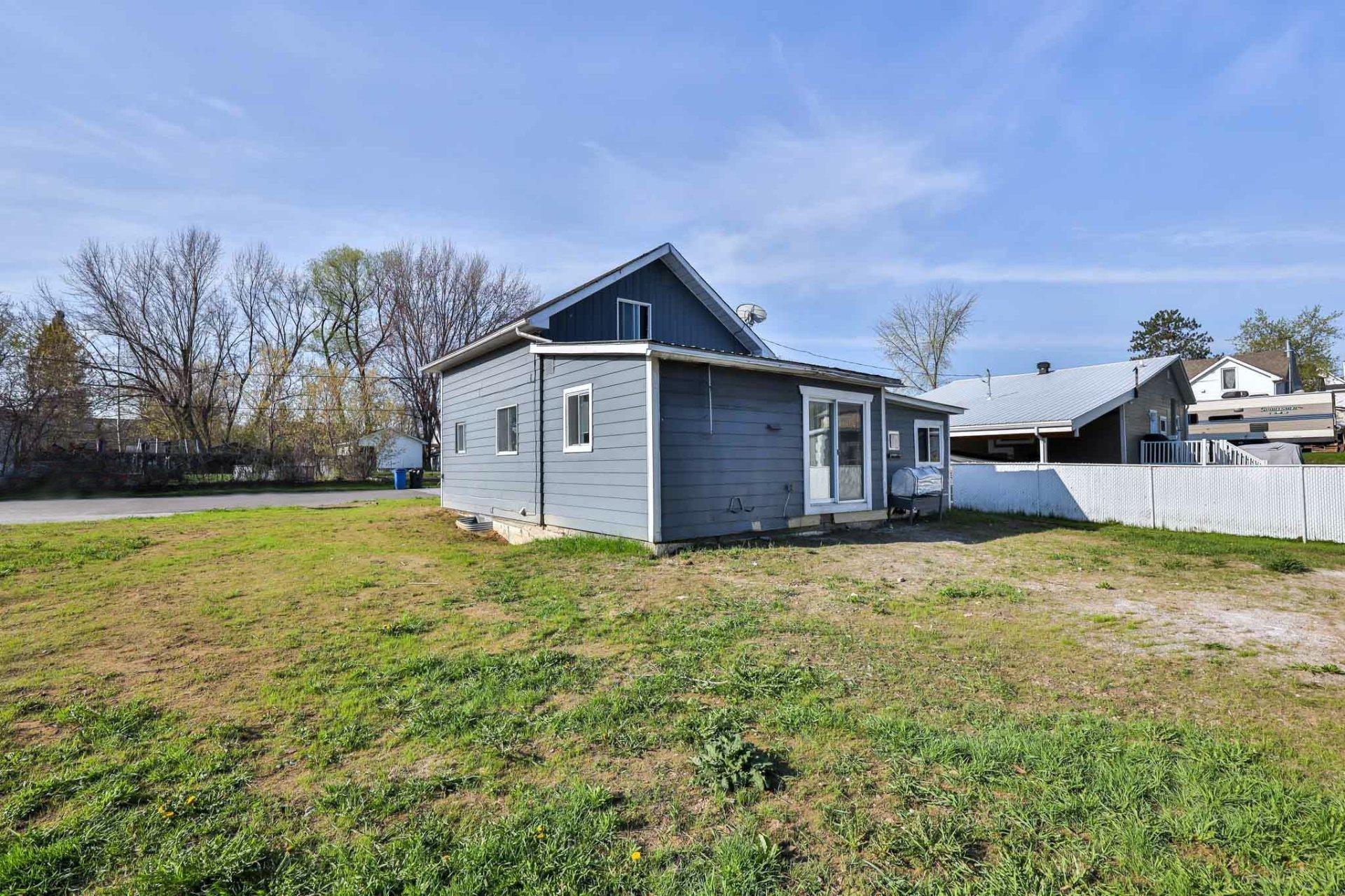 









492


Rue Ste-Anne

,
Maniwaki,




QC
J9E1J7

