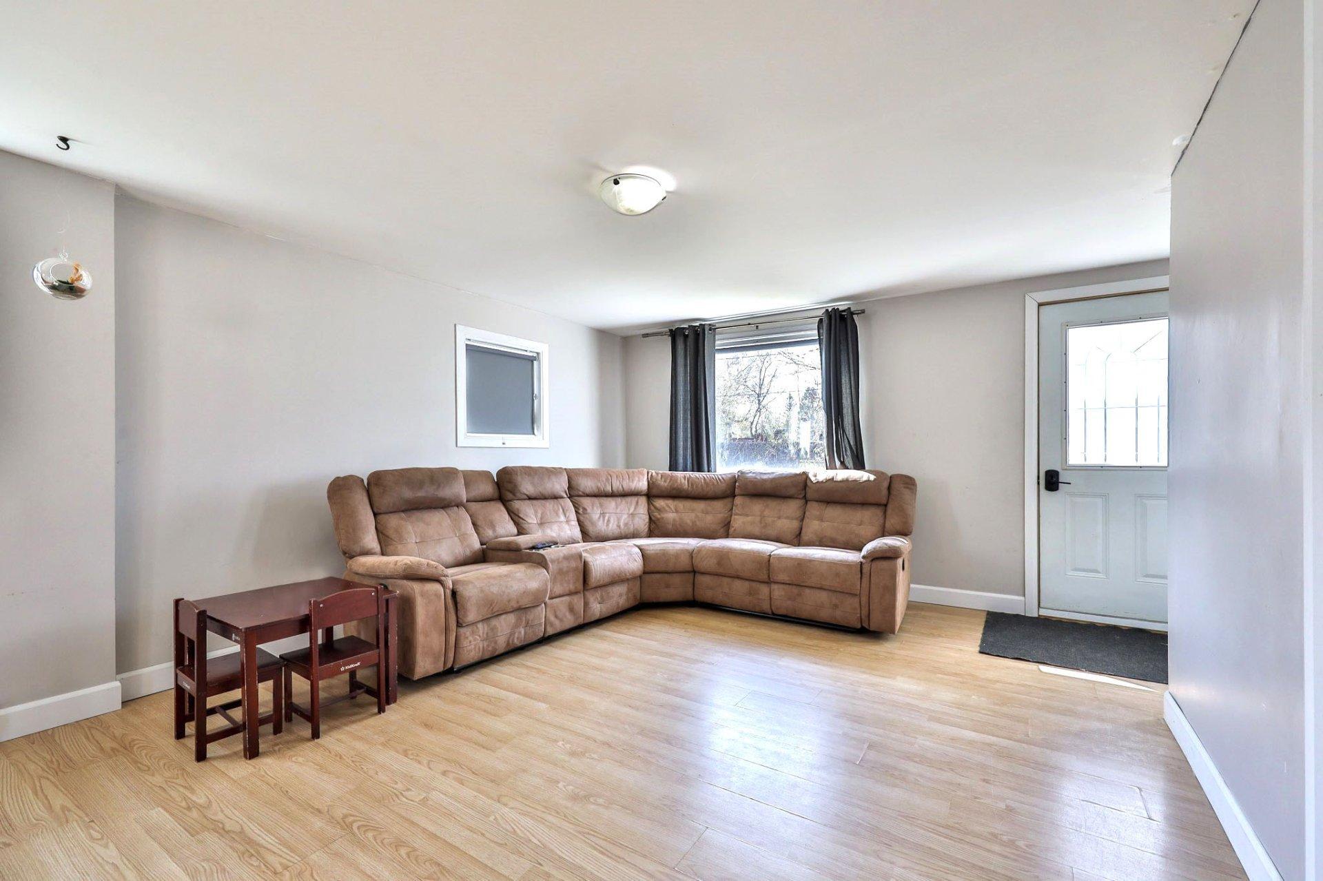 









492


Rue Ste-Anne

,
Maniwaki,




QC
J9E1J7

