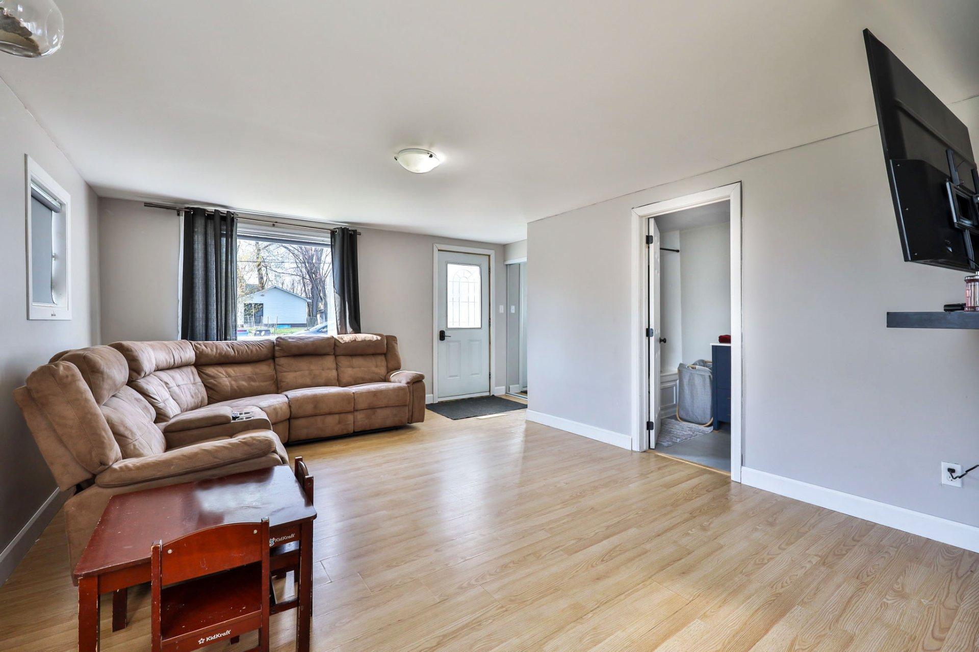 









492


Rue Ste-Anne

,
Maniwaki,




QC
J9E1J7

