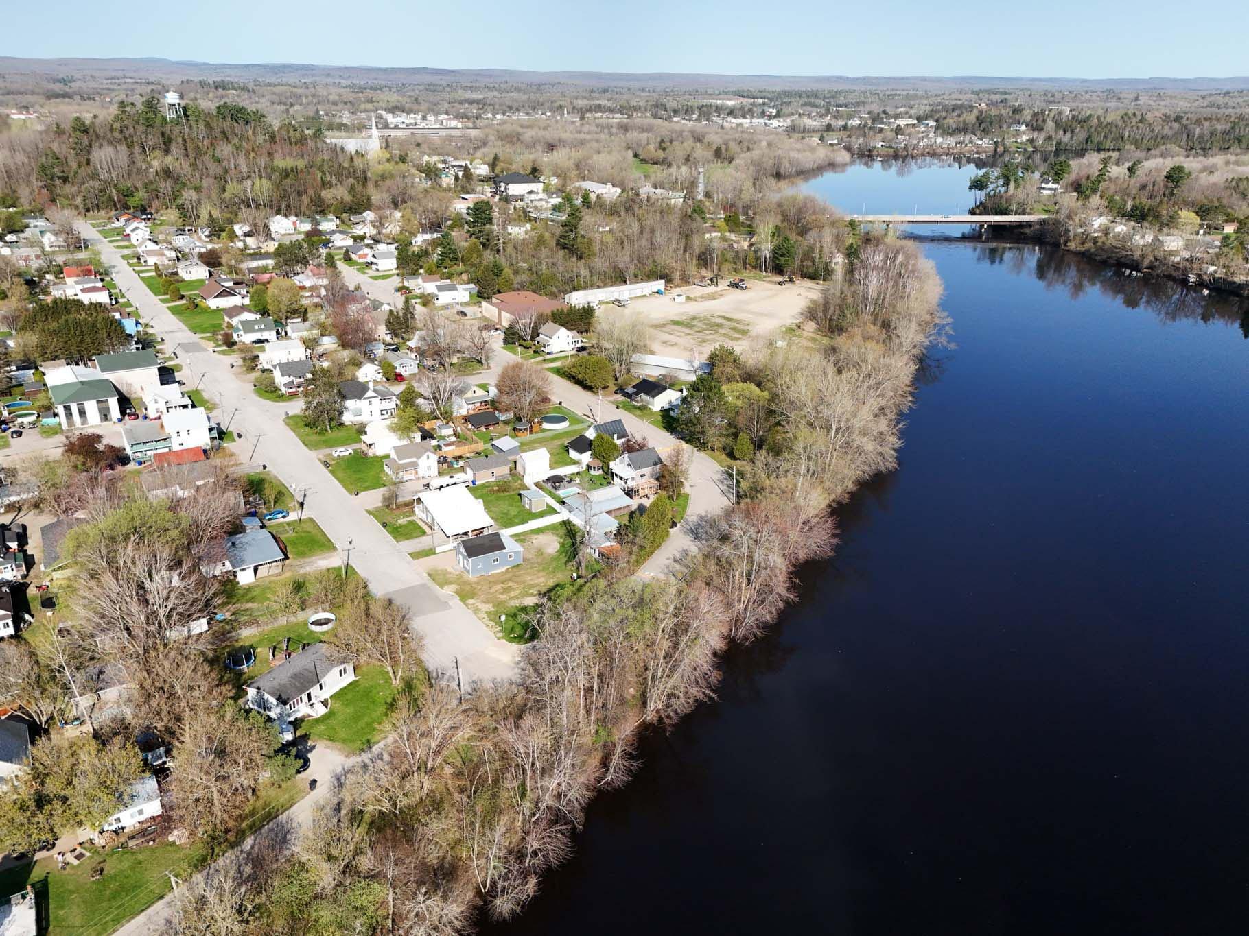 









492


Rue Ste-Anne

,
Maniwaki,




QC
J9E1J7

