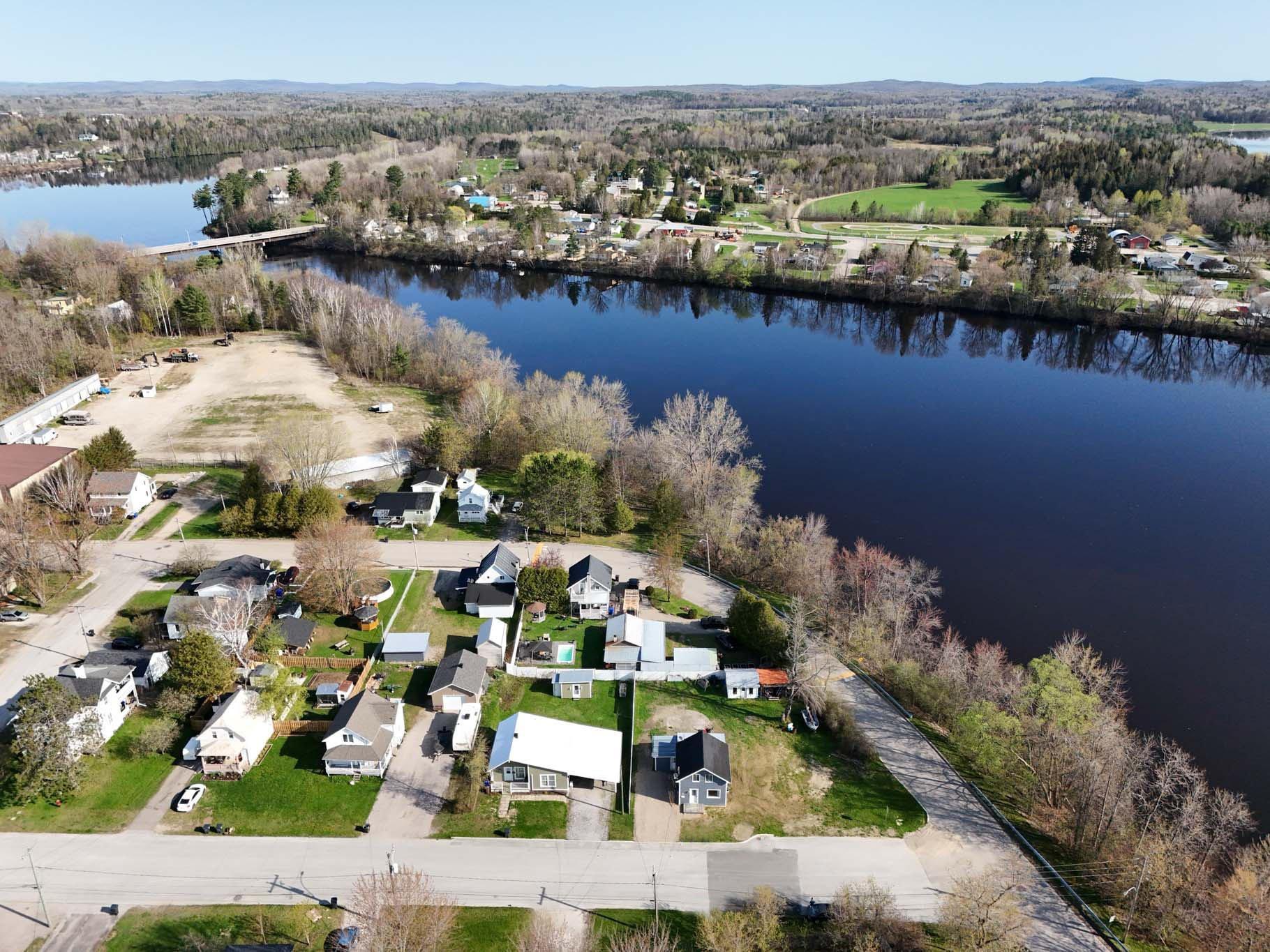









492


Rue Ste-Anne

,
Maniwaki,




QC
J9E1J7

