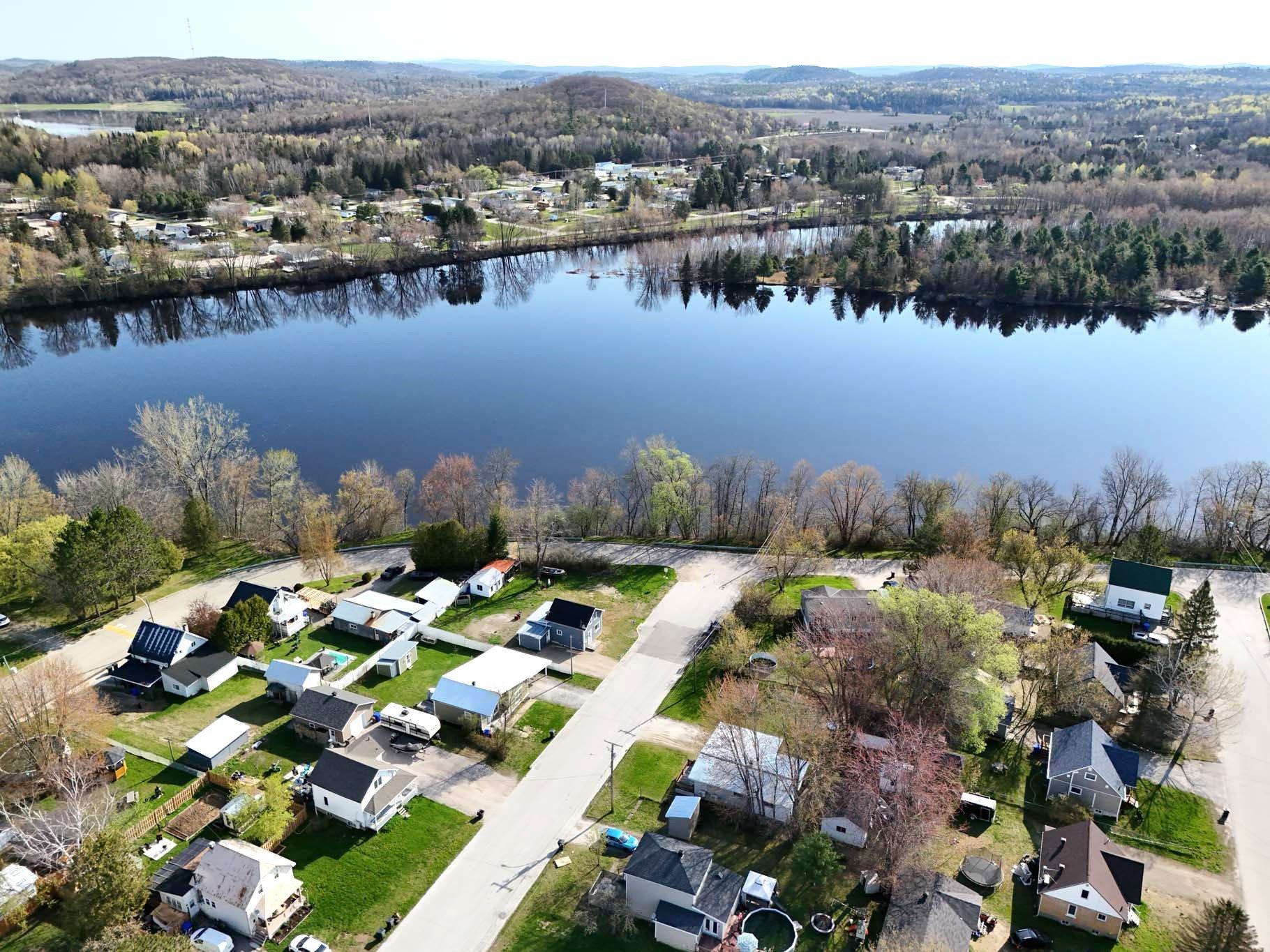 









492


Rue Ste-Anne

,
Maniwaki,




QC
J9E1J7

