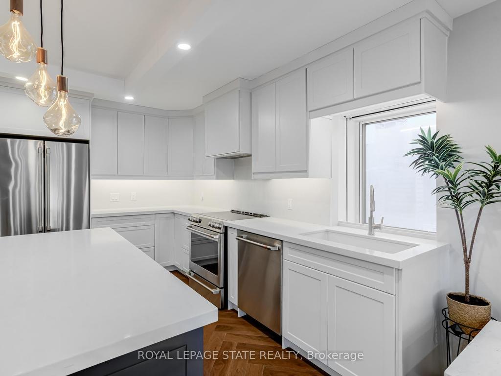 









71


Simcoe

Street, 2201,
Toronto,




ON
M5J 2S9

