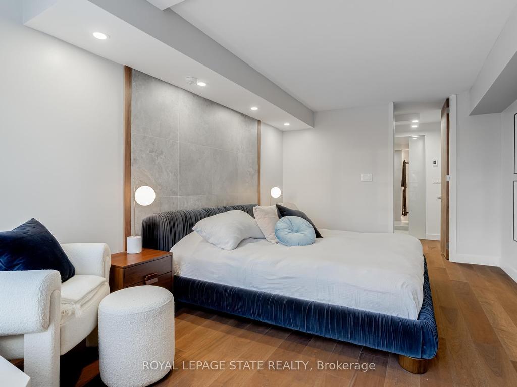









71


Simcoe

Street, 2201,
Toronto,




ON
M5J 2S9

