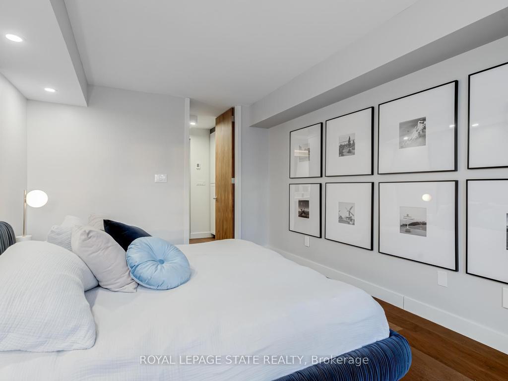 









71


Simcoe

Street, 2201,
Toronto,




ON
M5J 2S9

