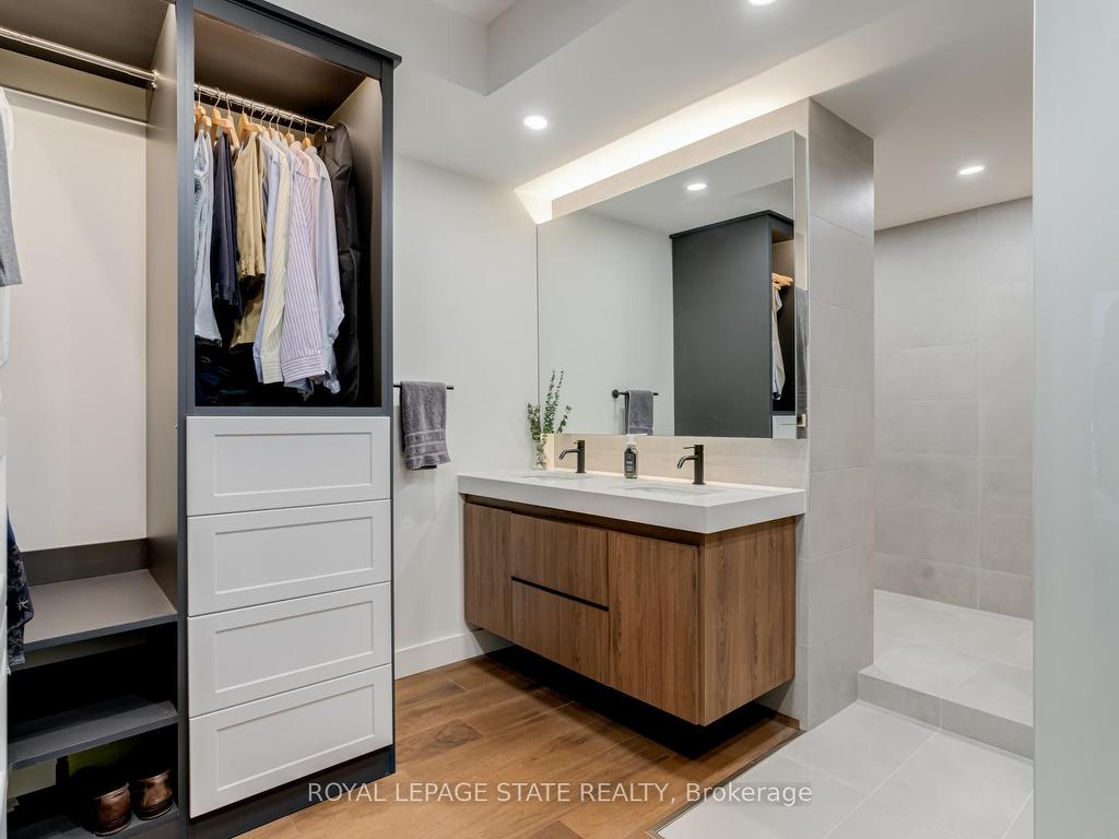 









71


Simcoe

Street, 2201,
Toronto,




ON
M5J 2S9


