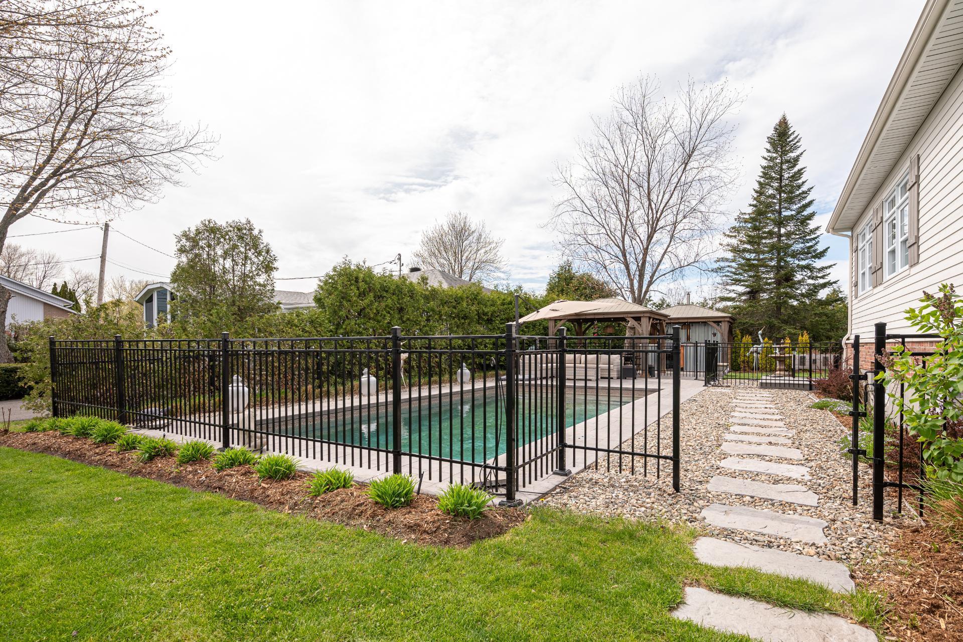 









73


Ch. du Richelieu

,
Saint-Basile-le-Grand,




QC
J3N1K6

