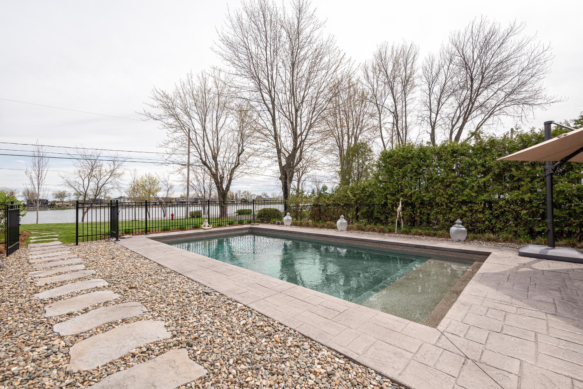 









73


Ch. du Richelieu

,
Saint-Basile-le-Grand,




QC
J3N1K6

