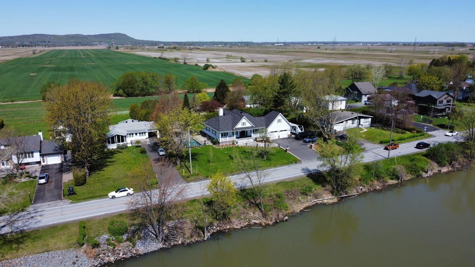 









73


Ch. du Richelieu

,
Saint-Basile-le-Grand,




QC
J3N1K6

