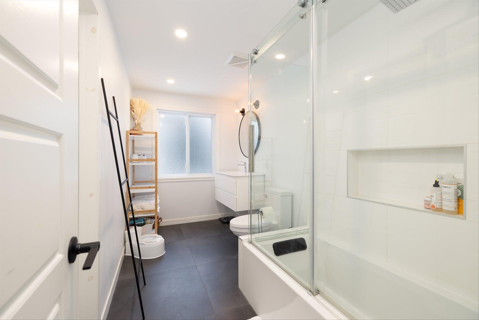 









76


Av. de Somervale Gardens

,
Pointe-Claire,




QC
H9R3H5


