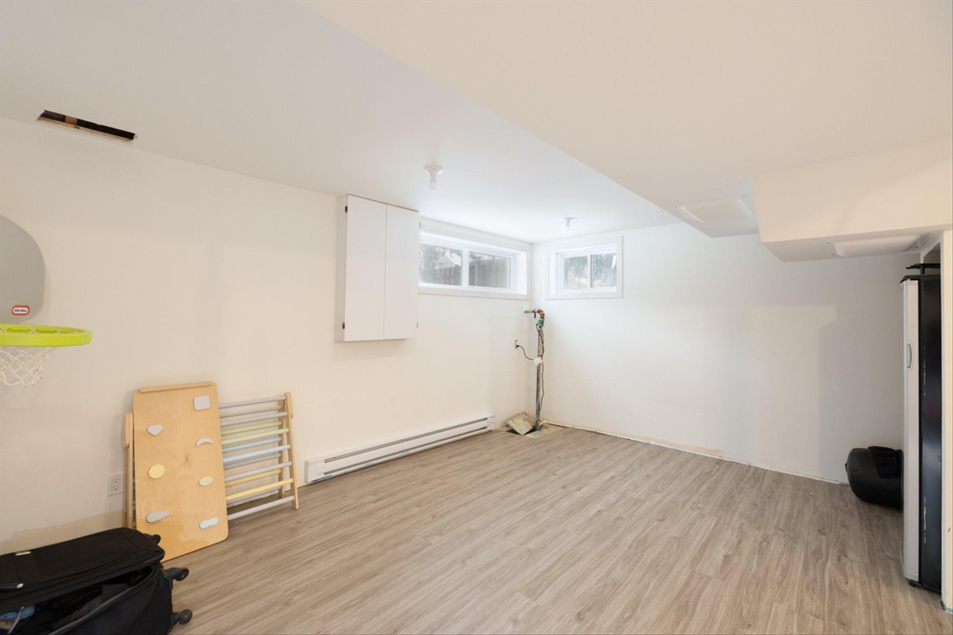 









76


Av. de Somervale Gardens

,
Pointe-Claire,




QC
H9R3H5

